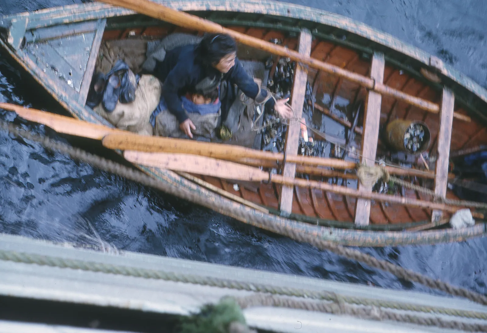 Mujer y niño kawésqar en bote, Patagonia, 1965