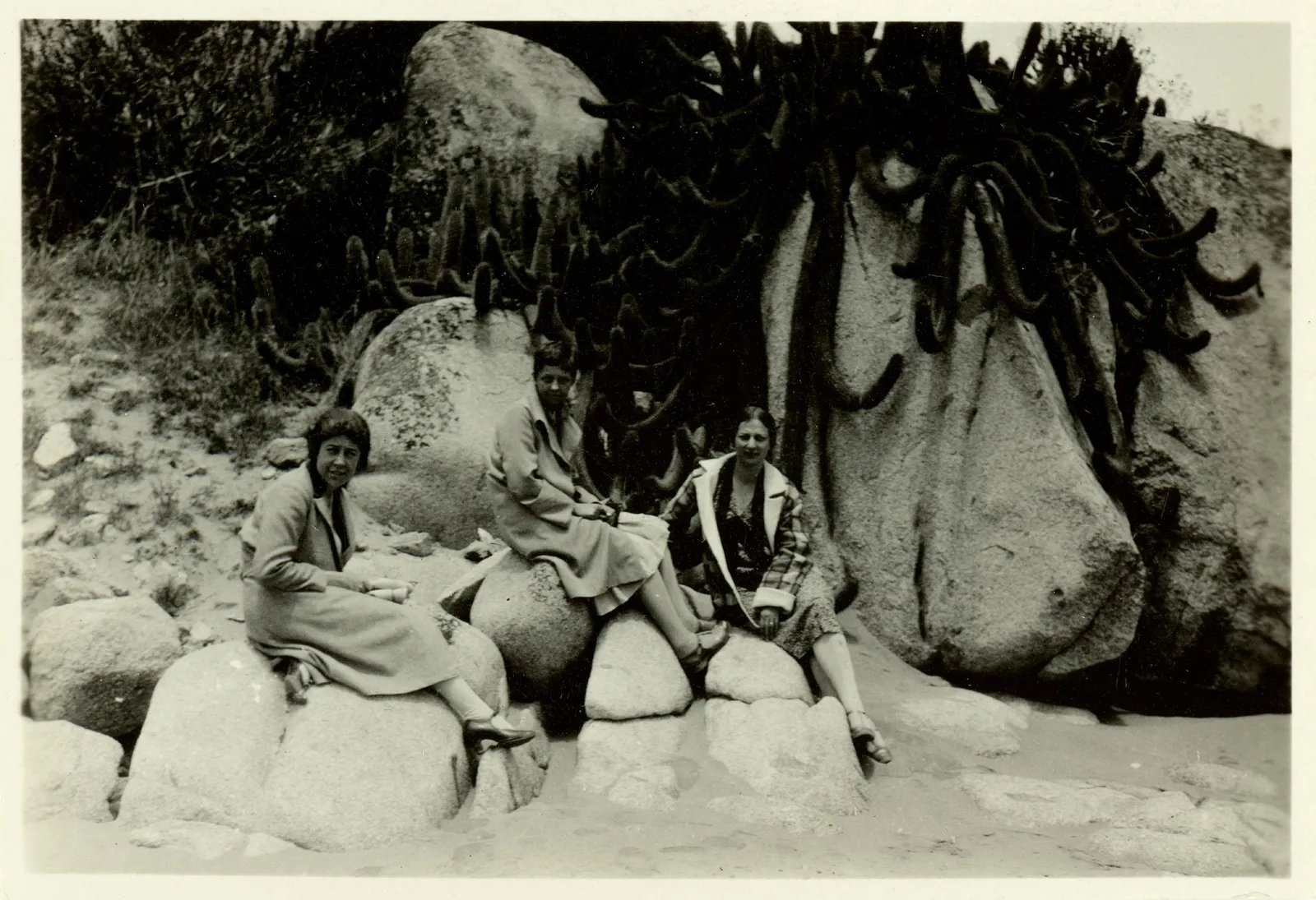 Tres mujeres en una roca de playa en Quintero, 1929