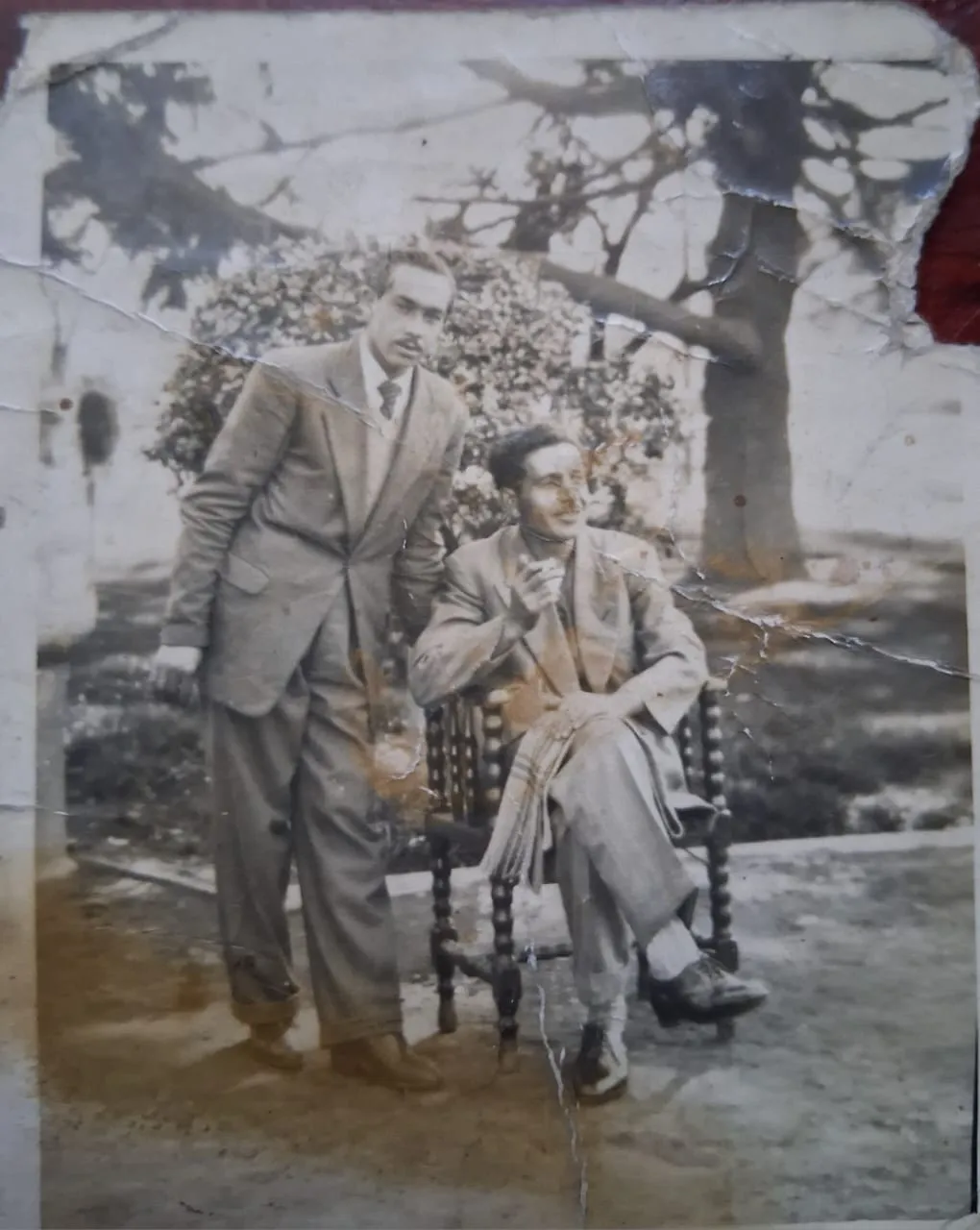 Hombres posando en un jardín, 1952