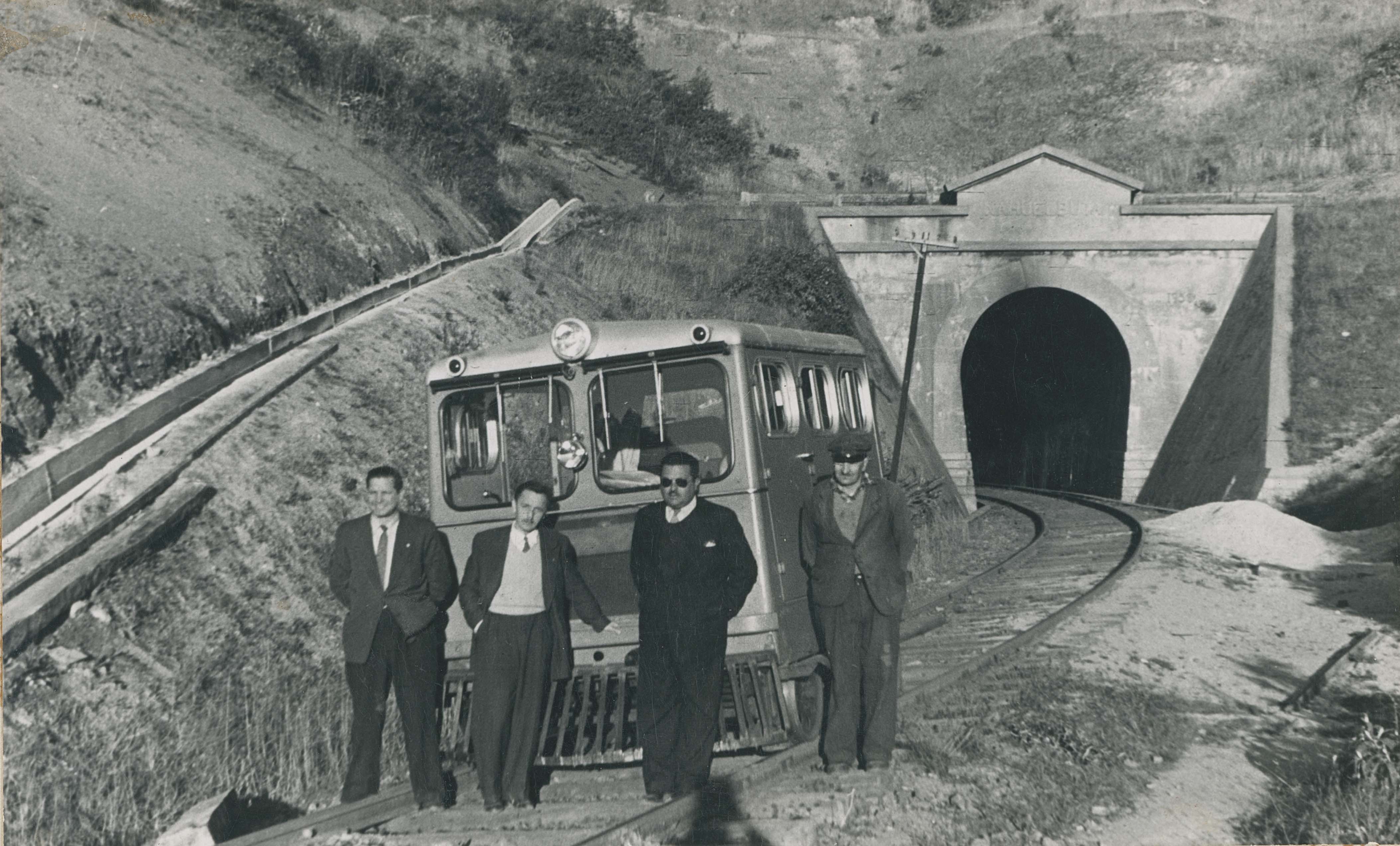 Ferroviarios en Túnel Nahuelbuta, lado Contulmo, 1951