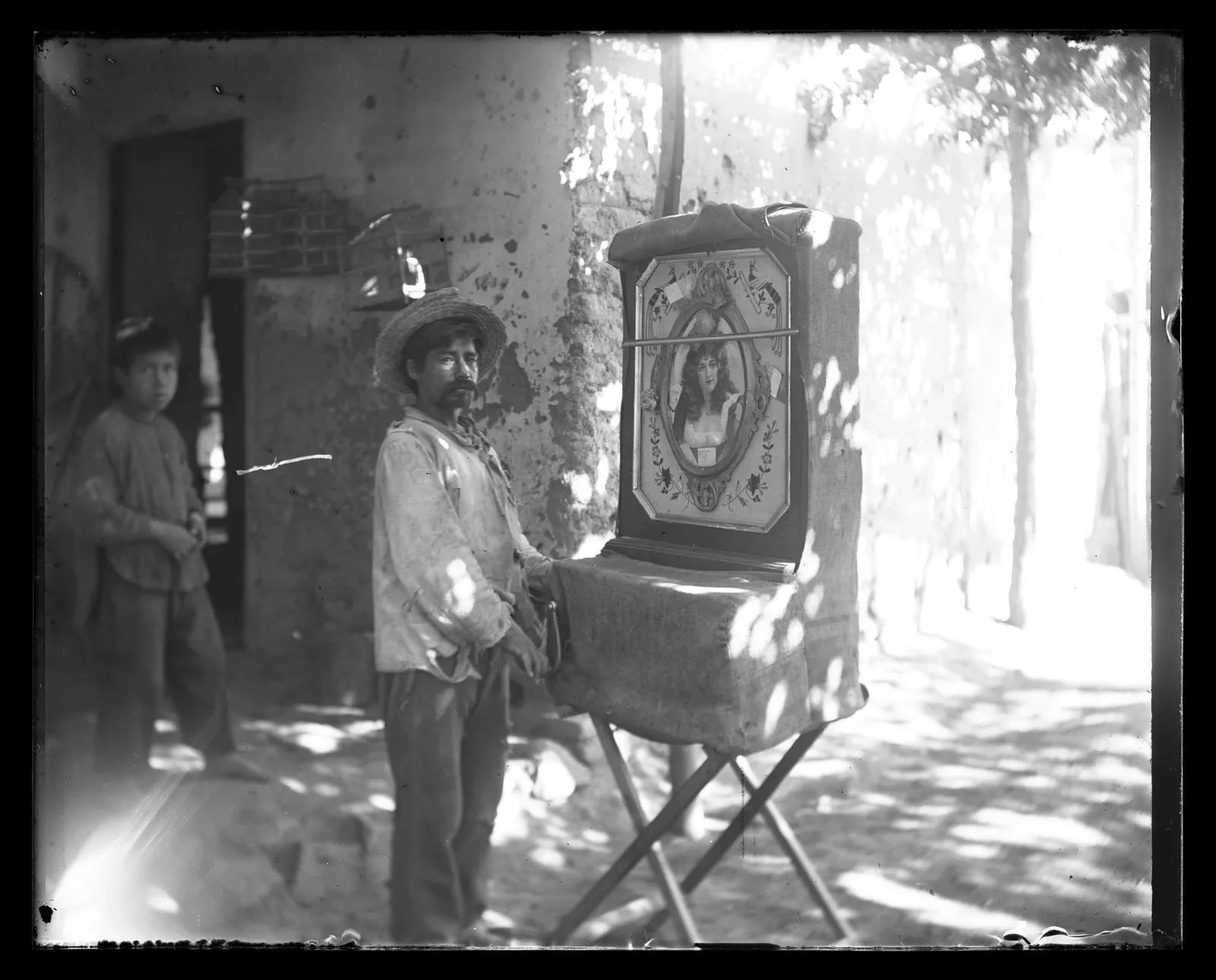 Músico callejero con piano de manivela, lugar sin identificar, ca. 1903