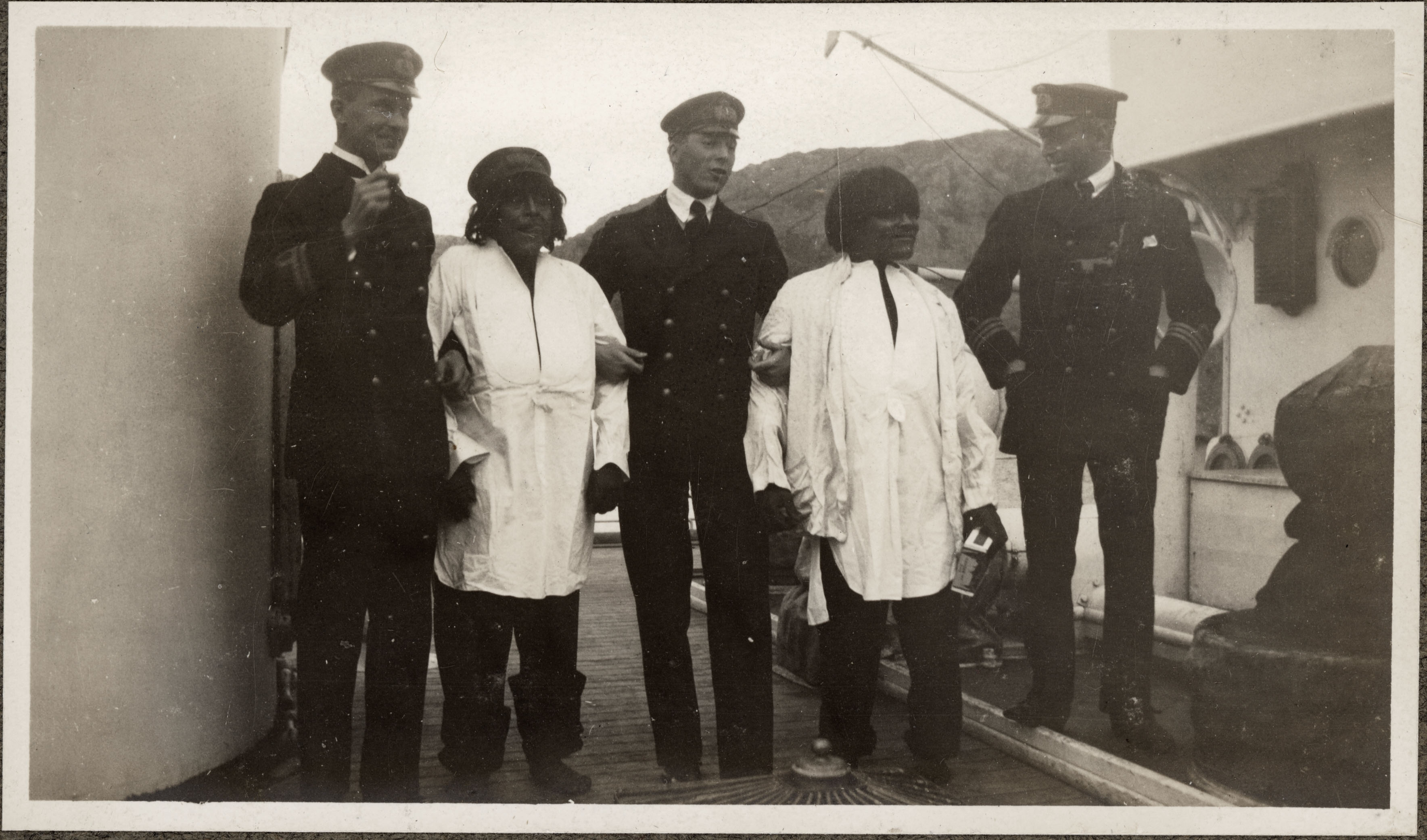 Hombres Kawésqar vestidos y exhibidos en el Fylgia, ca. 1923