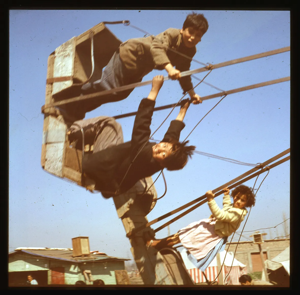 Niños sobre un columpio doble, Chile, 1950 - 1965