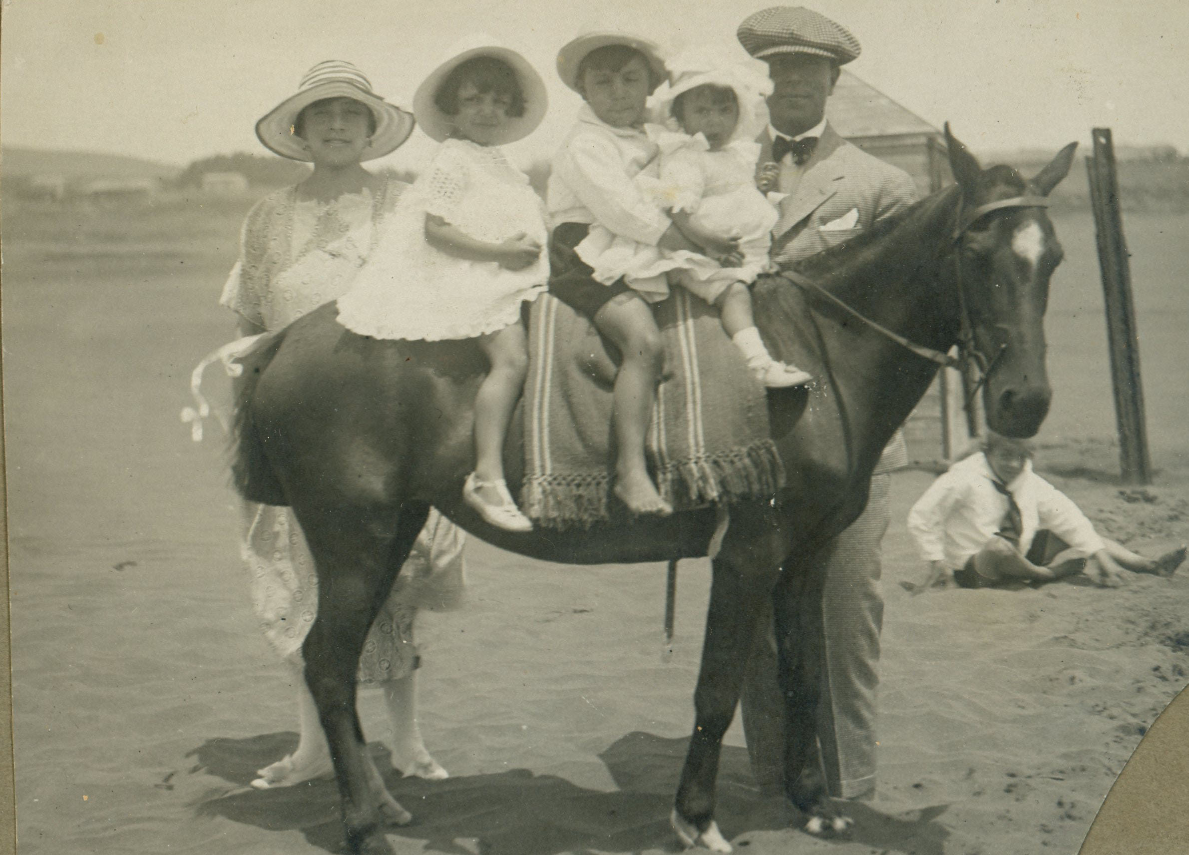 Familia y caballo en una playa, ca. 1920