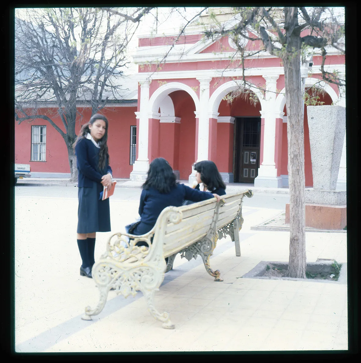 Estudiantes sentadas a las afueras de la Parroquia de San José de Maipo, San José de Maipo, Región Metropolitana, Chile, 1950 - 1965