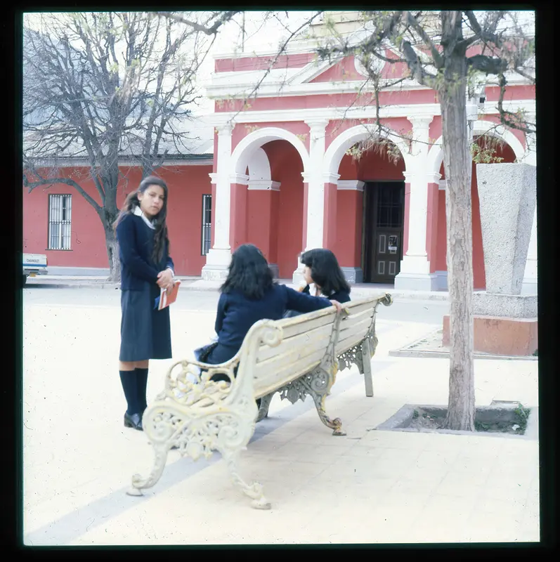Estudiantes sentadas a las afueras de la Parroquia de San José de Maipo, San José de Maipo, Región Metropolitana, Chile, 1950 - 1965