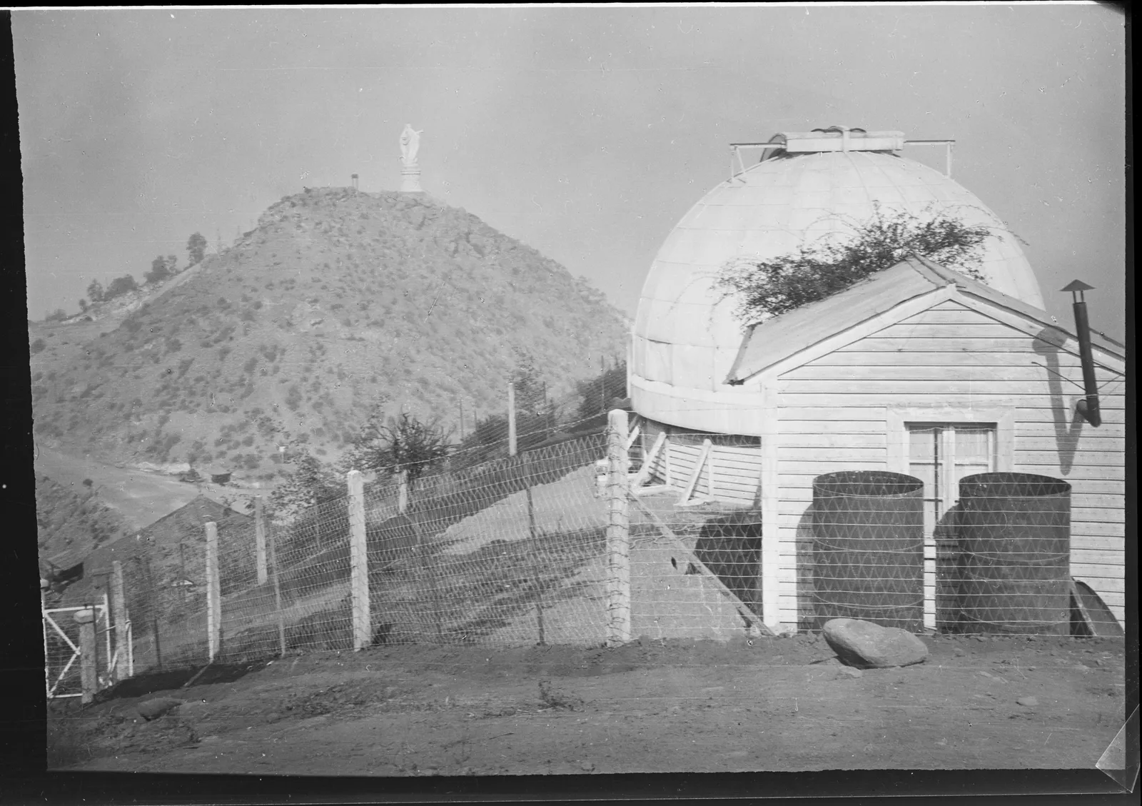 Vista del Observatorio y Virgen del Cerro San Cristóbal, ca. 1922