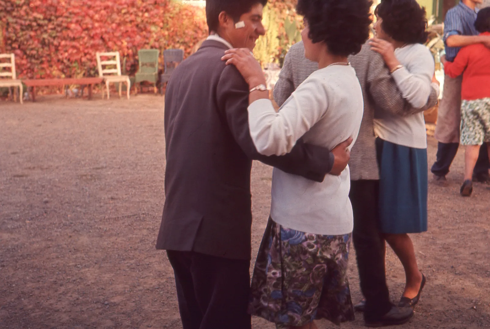 Pareja bailando en el jardín, 1966