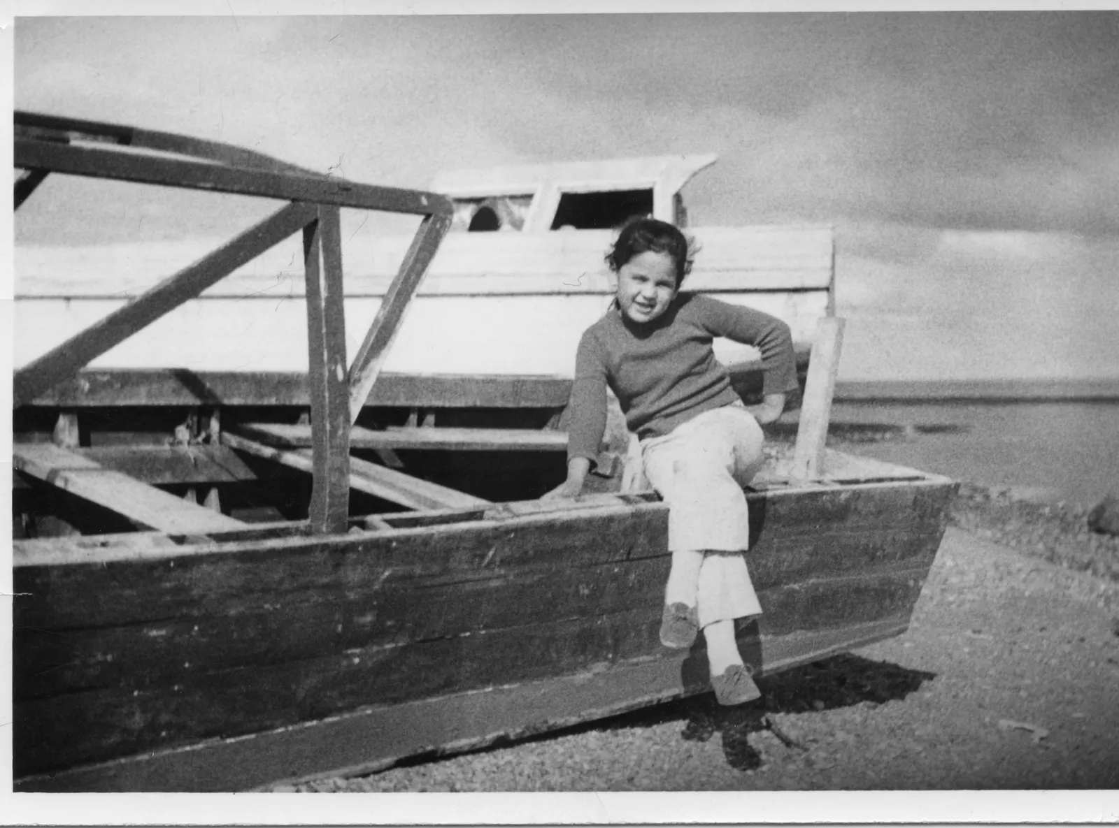 Niña posando en un bote, Rey Don Felipe, ca. 1975