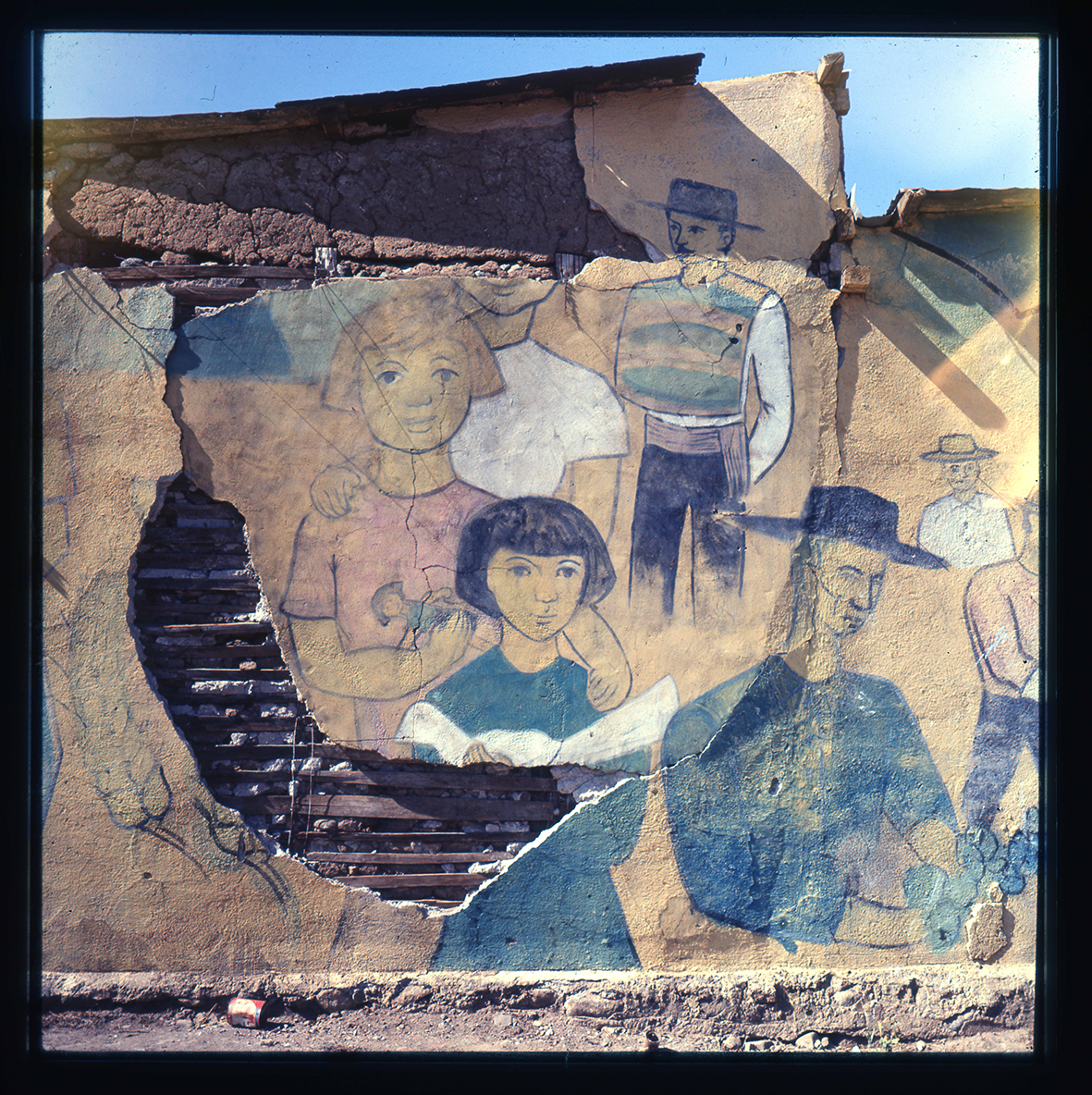 Mural sobre muralla quebrajada, Til Til, Región Metropolitana, Chile, 1950 - 1965