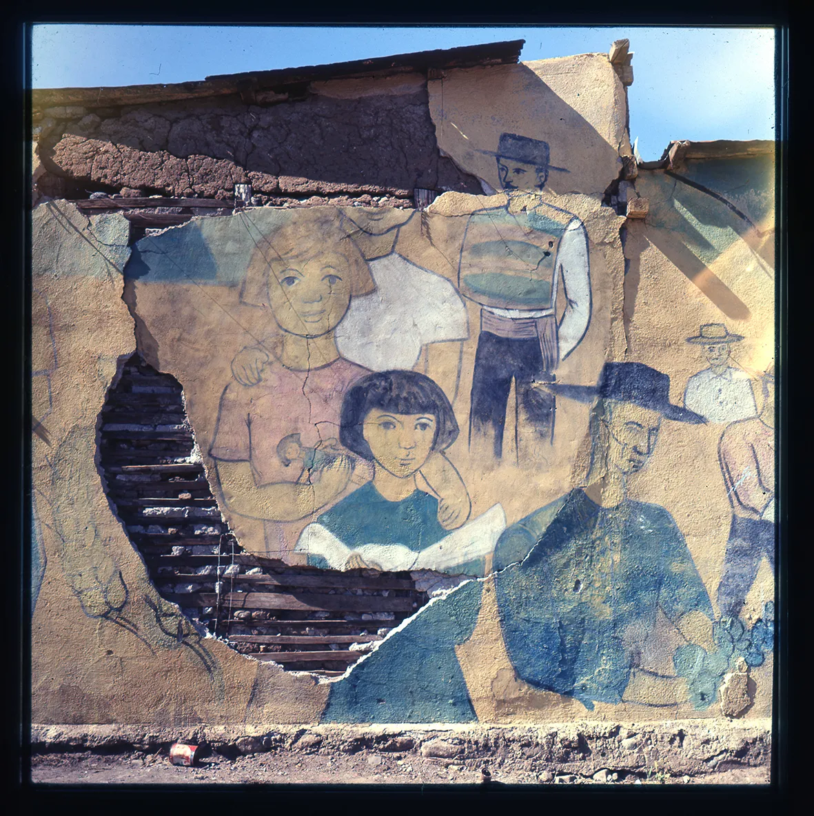 Mural sobre muralla quebrajada, Til Til, Región Metropolitana, Chile, 1950 - 1965