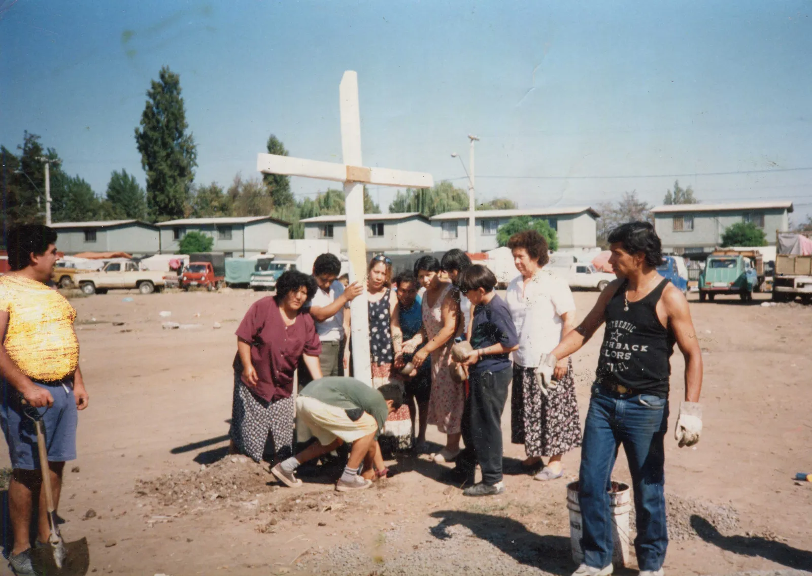 Reunión de la comunidad para poner la cruz, 1996