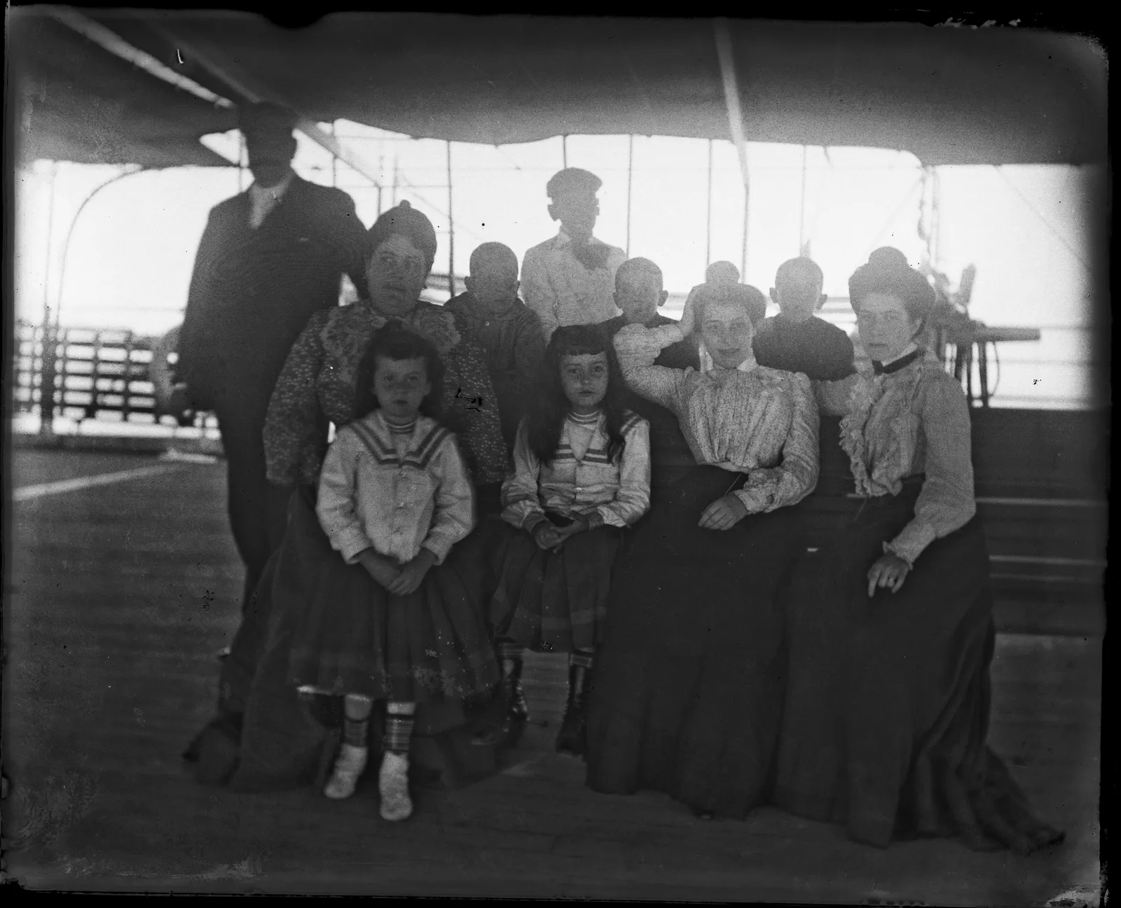 Familia Palmer en un barco, costa de Chile, ca. 1903