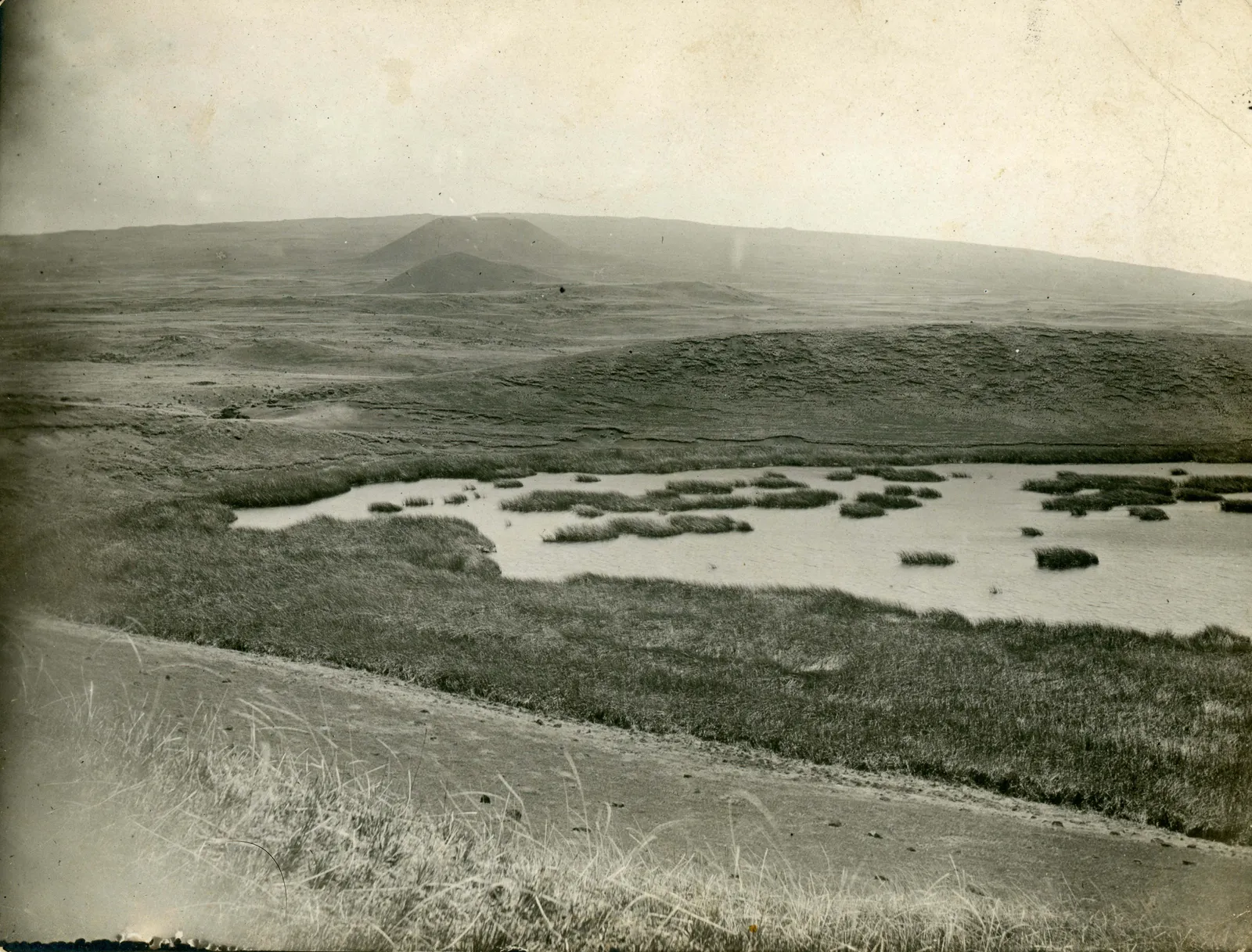 Lluvia sobre el cráter en Rapa Nui, 1917