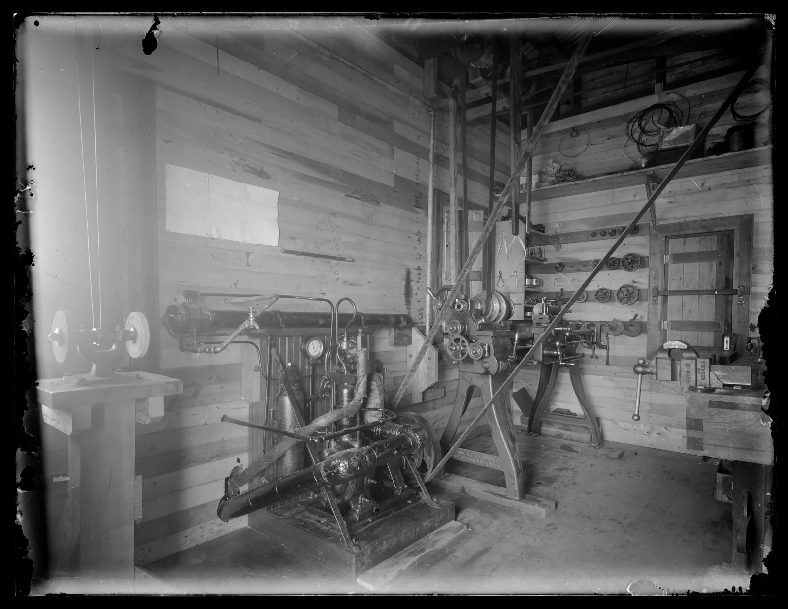 Observatorio Mills, estación del Observatorio Lick en Chile: vista interior del taller, ca. 1904