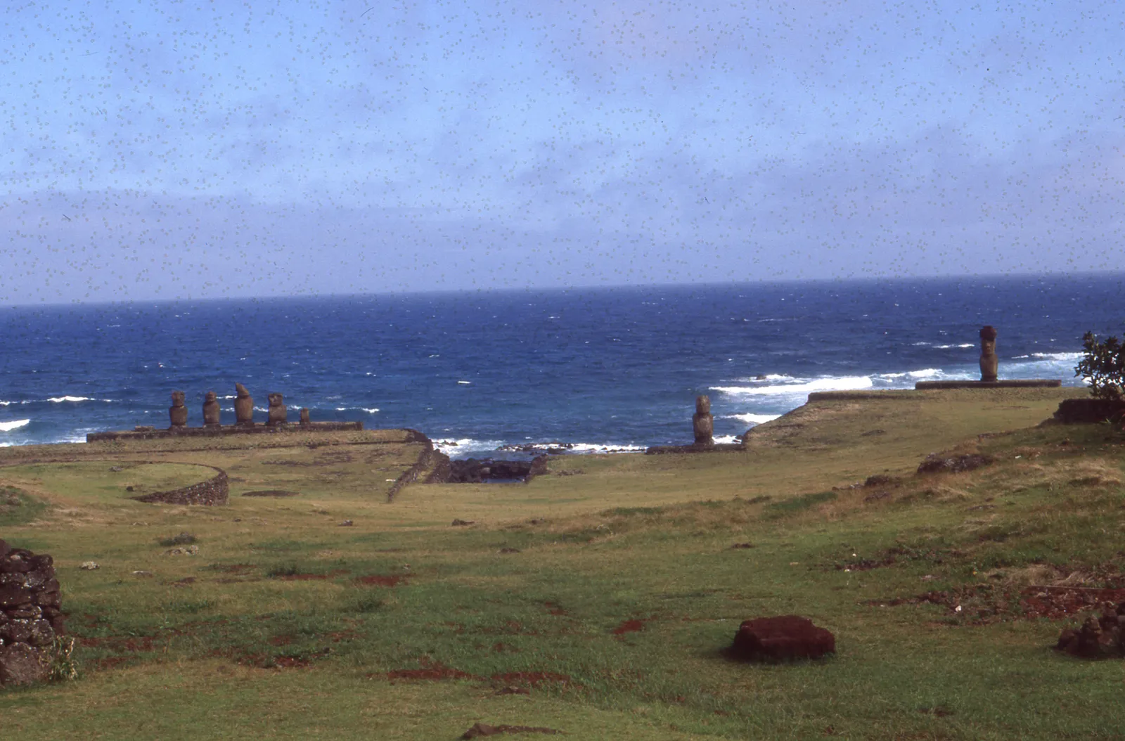 Los tres Ahu en Tahai desde el mirador en 1978