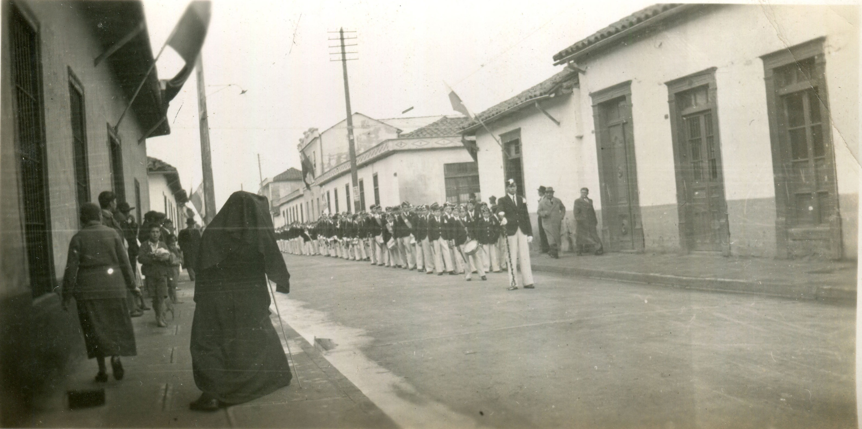 Desfile en lugar sin identificar, ca. 1950