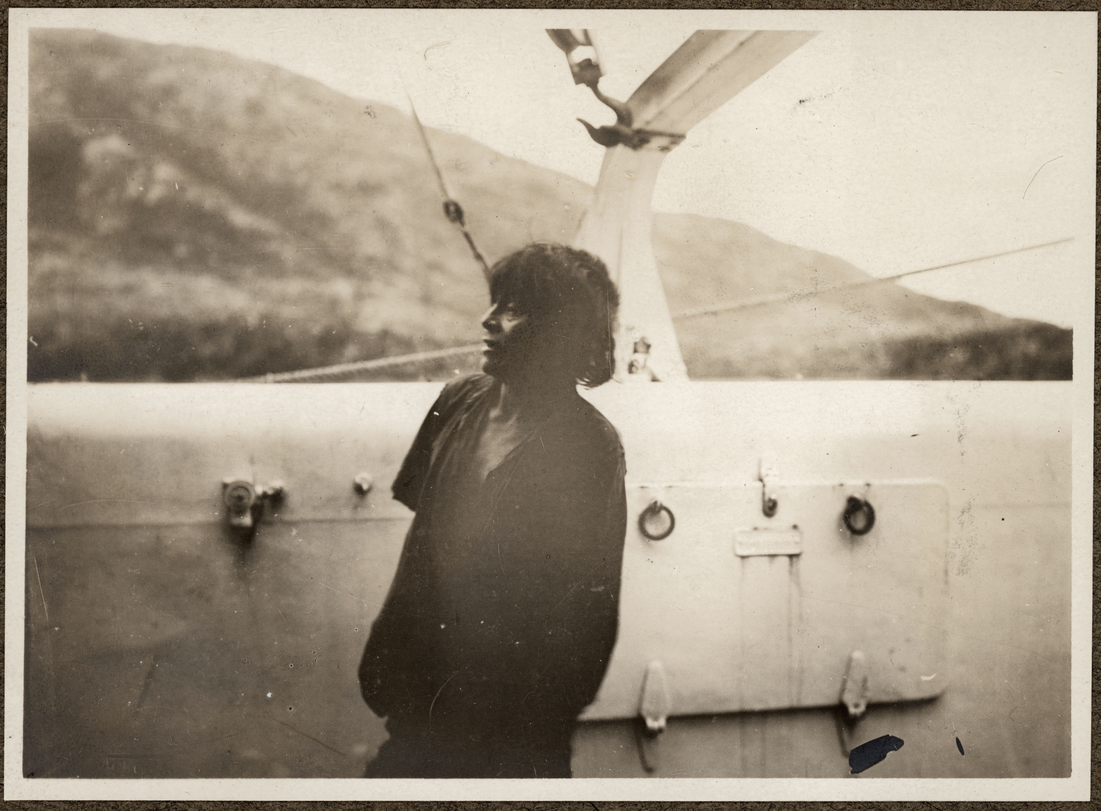 Hombre Kawésqar a bordo del Fylgia, ca. 1923