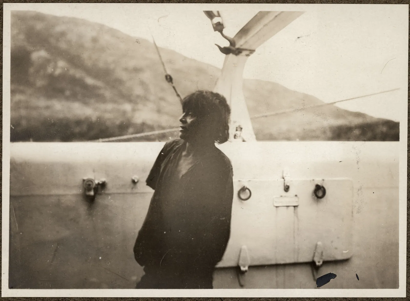 Hombre Kawésqar a bordo del Fylgia, ca. 1923