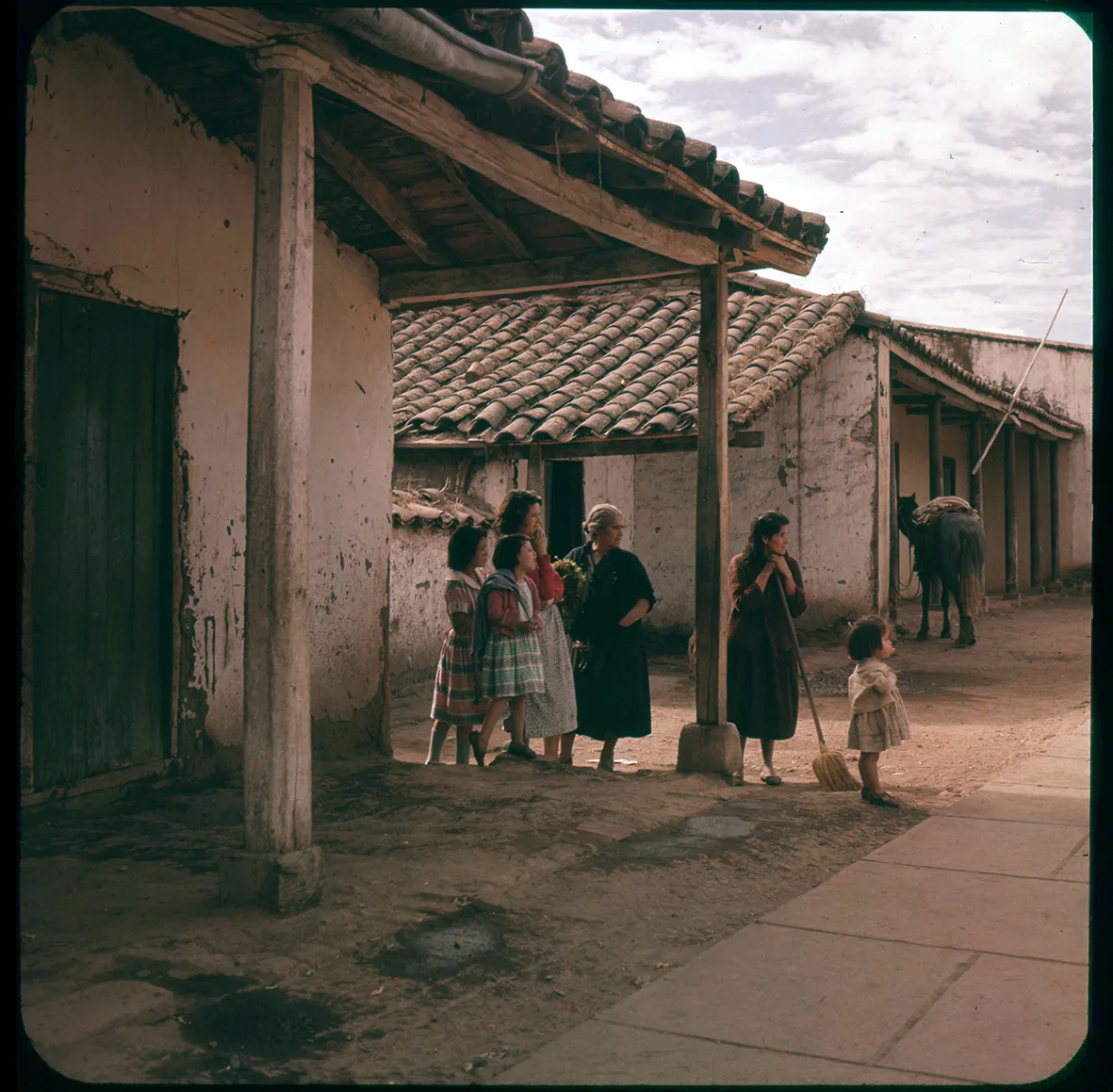 Mujeres reunidas a la orilla del camino, Alhué, Región Metropolitana, Chile, 1950 - 1965