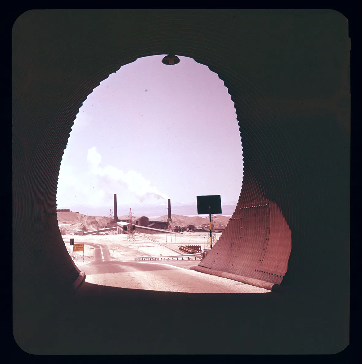 Túnel y chimeneas industriales, Chuquicamata, Región de Tarapacá, 1950 - 1965