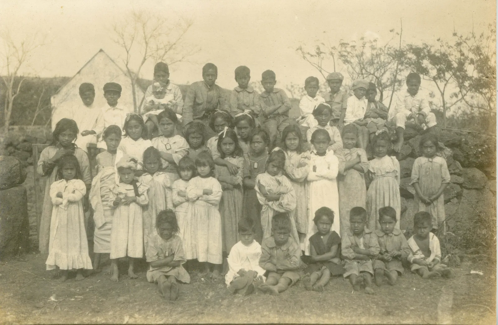 Grupo de niños frente a iglesia, Rapa Nui, 1917