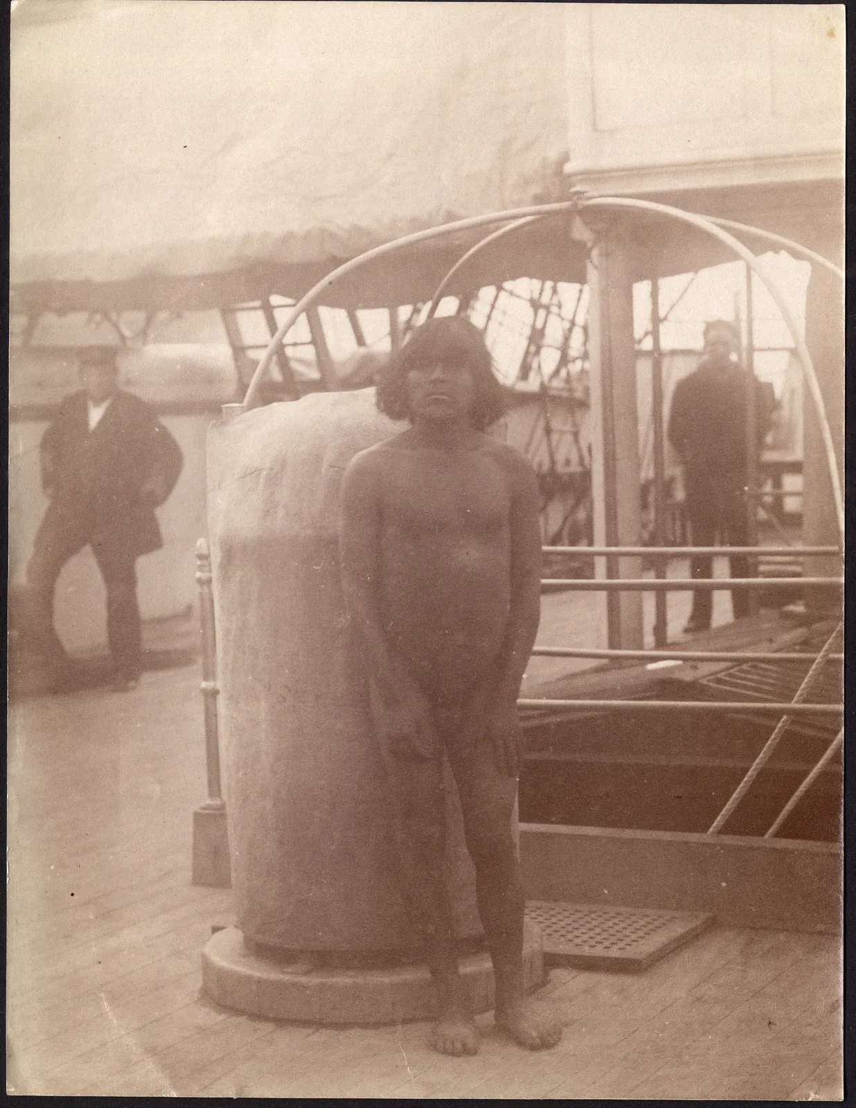 Hombre Kawésqar en barco Vanadium, ca. 1894