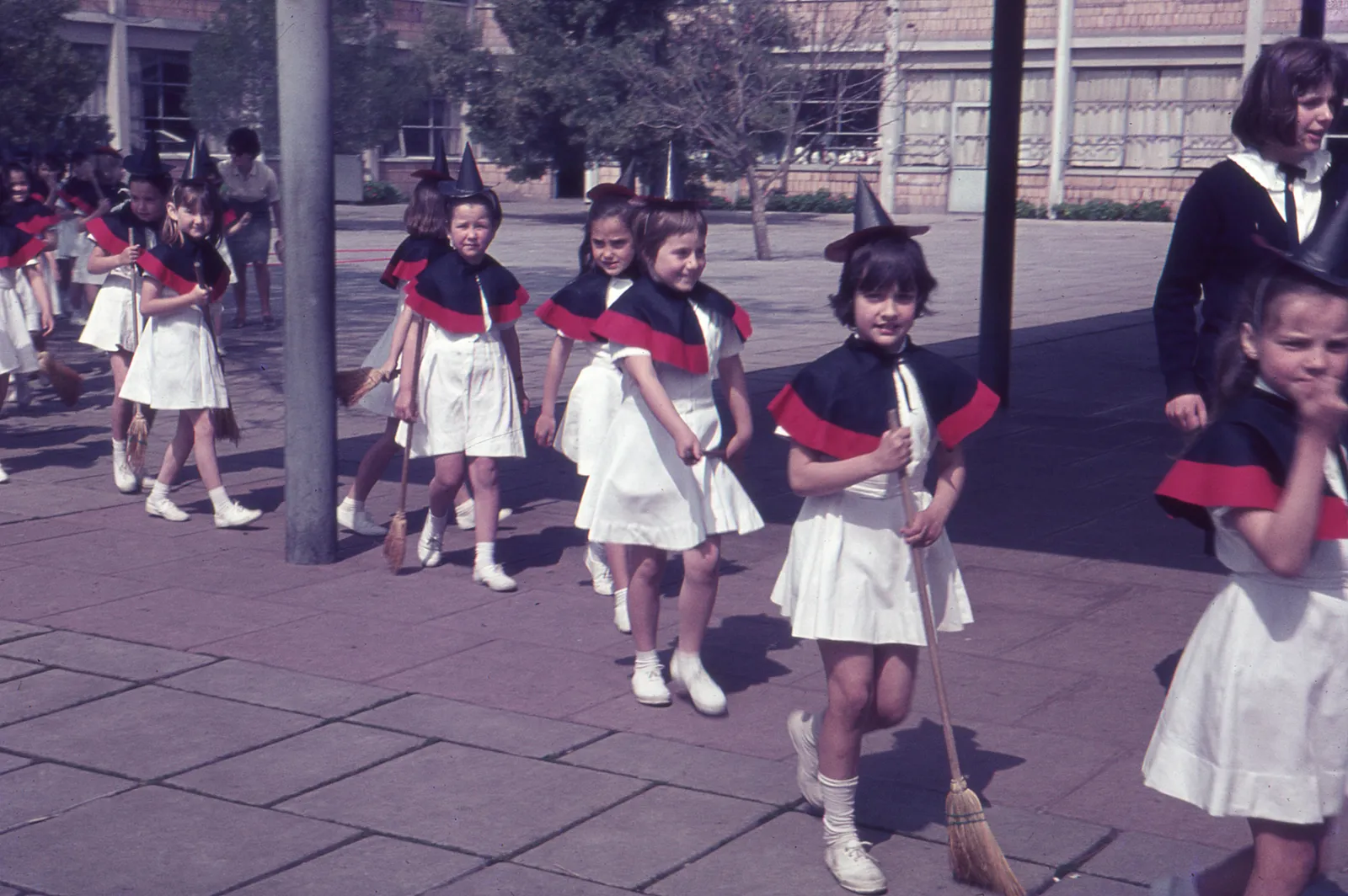 Niñas en desfile de colegio en Valdivia, circa. 1965