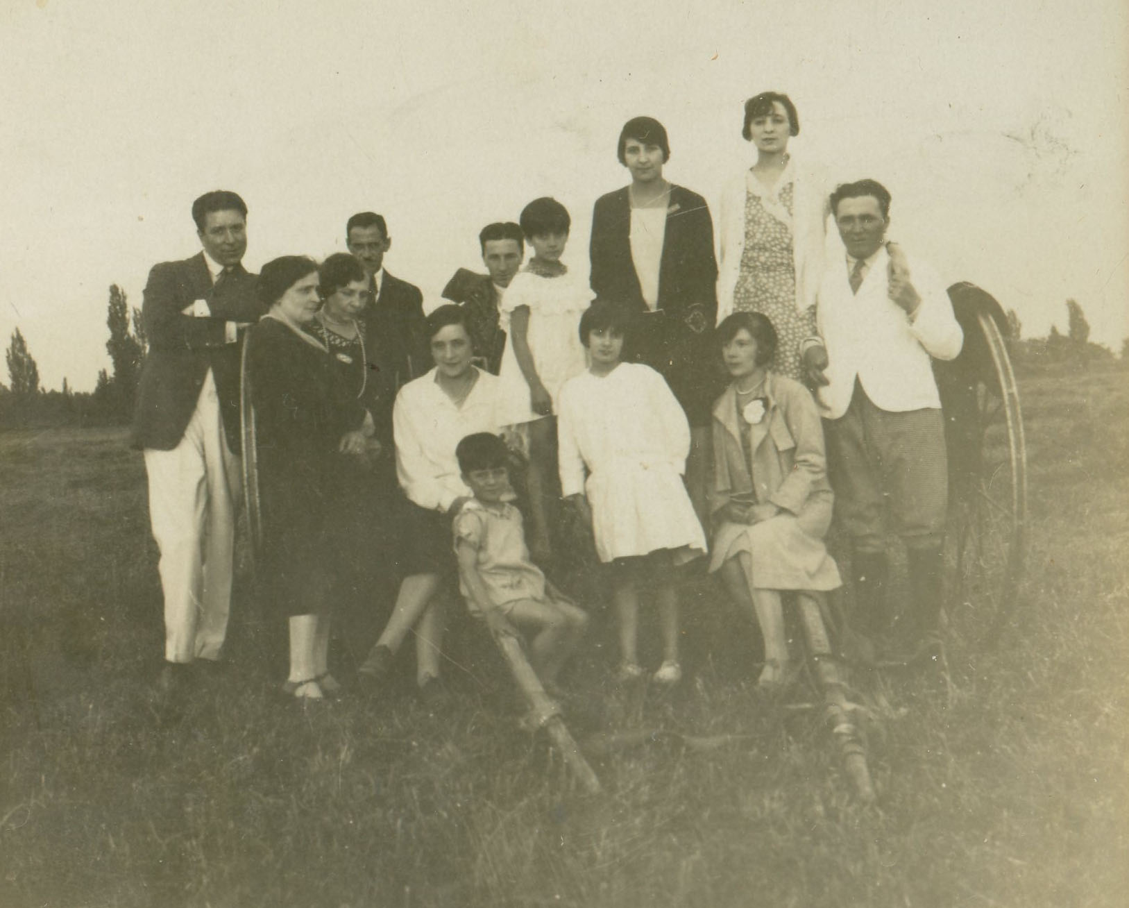 Grupo familiar en una carreta, ca. 1920