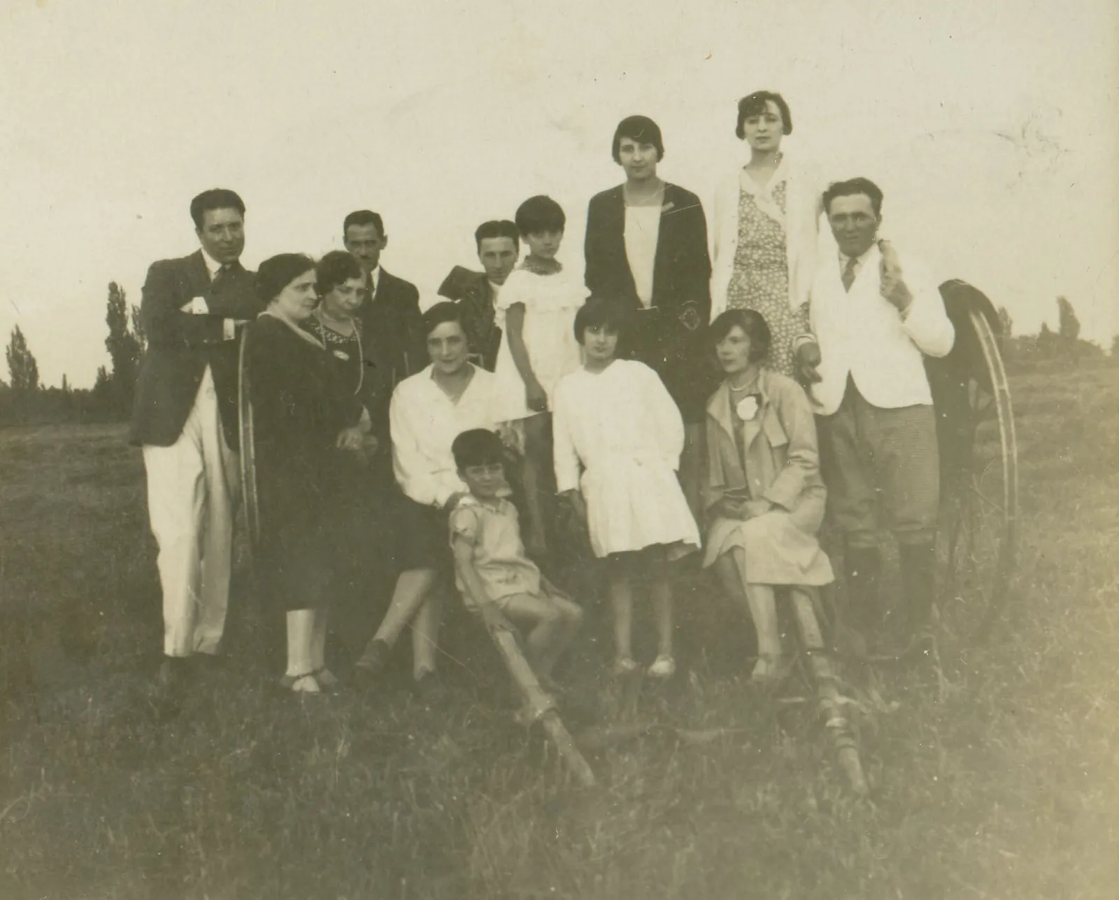 Grupo familiar en el campo, ca 1920