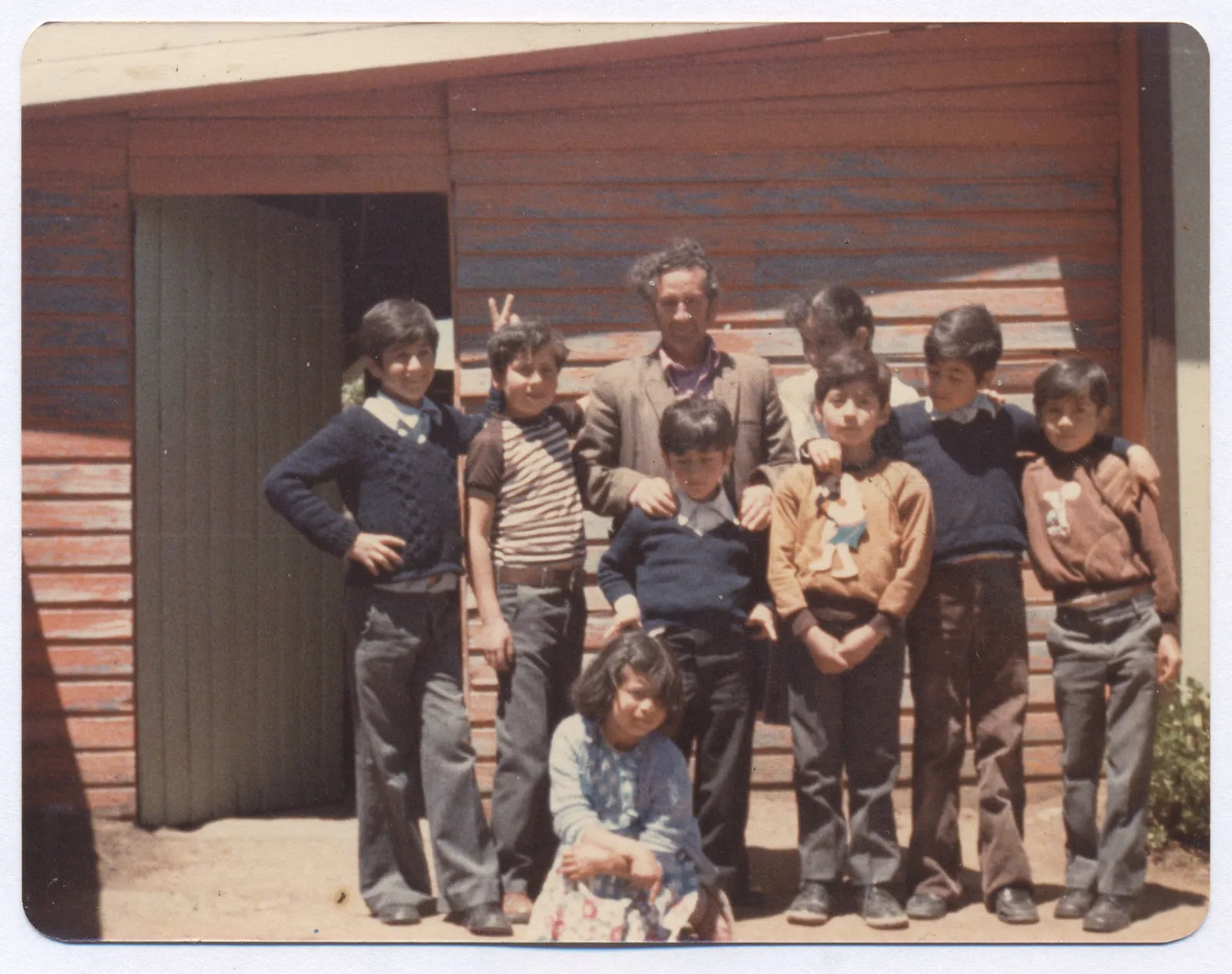 Retrato de la familia Labrin padre hijos y sobrinos, San Carlos, ca. 1980