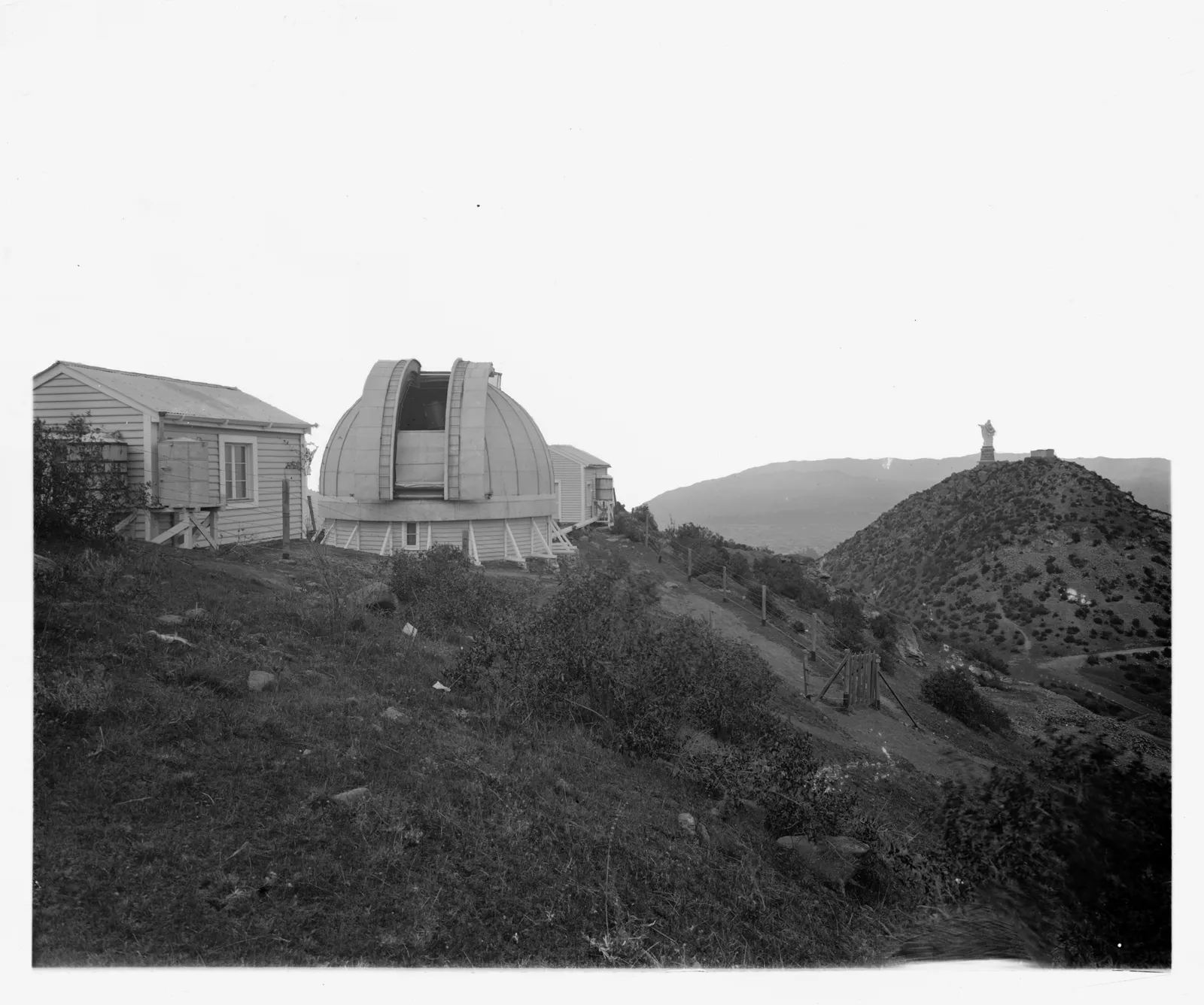 Observatorio Mills y Virgen del Cerro San Cristóbal, ca. 1922
