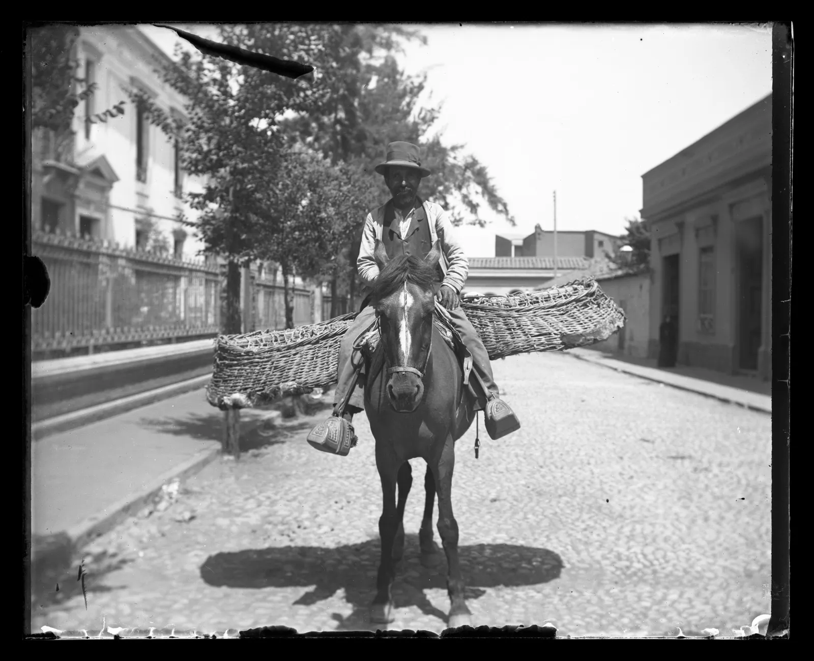 Vendedor a caballo, lugar sin identificar, ca. 1903