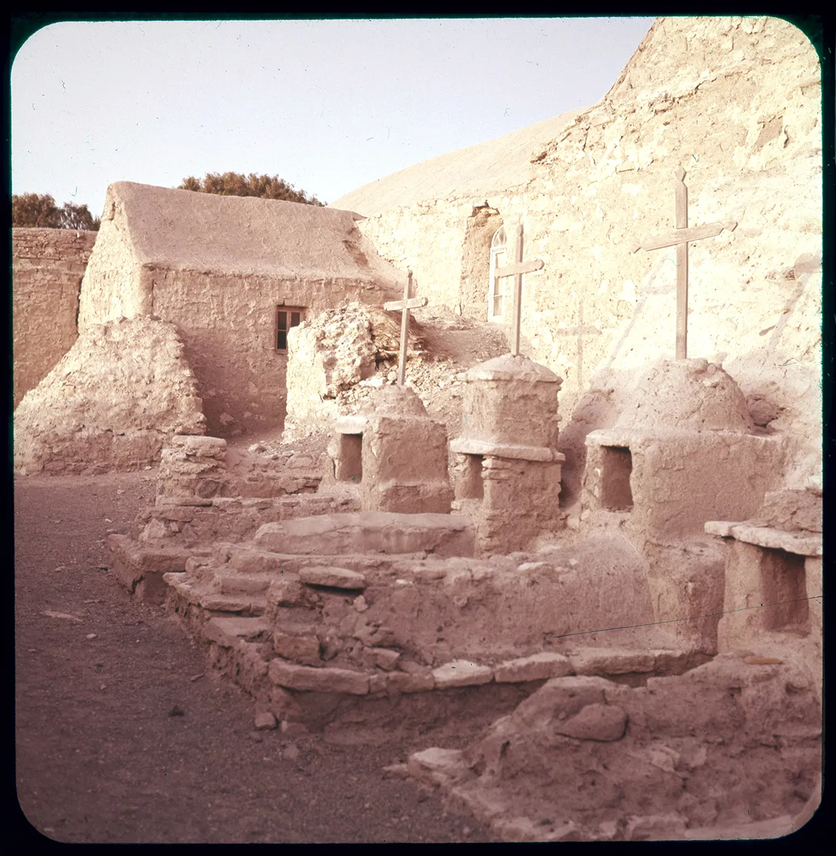 Sepulturas en el exterior de la Iglesia de San Francisco de Chiu-Chiu, Región de Antofagasta, Chile, 1950 - 1965
