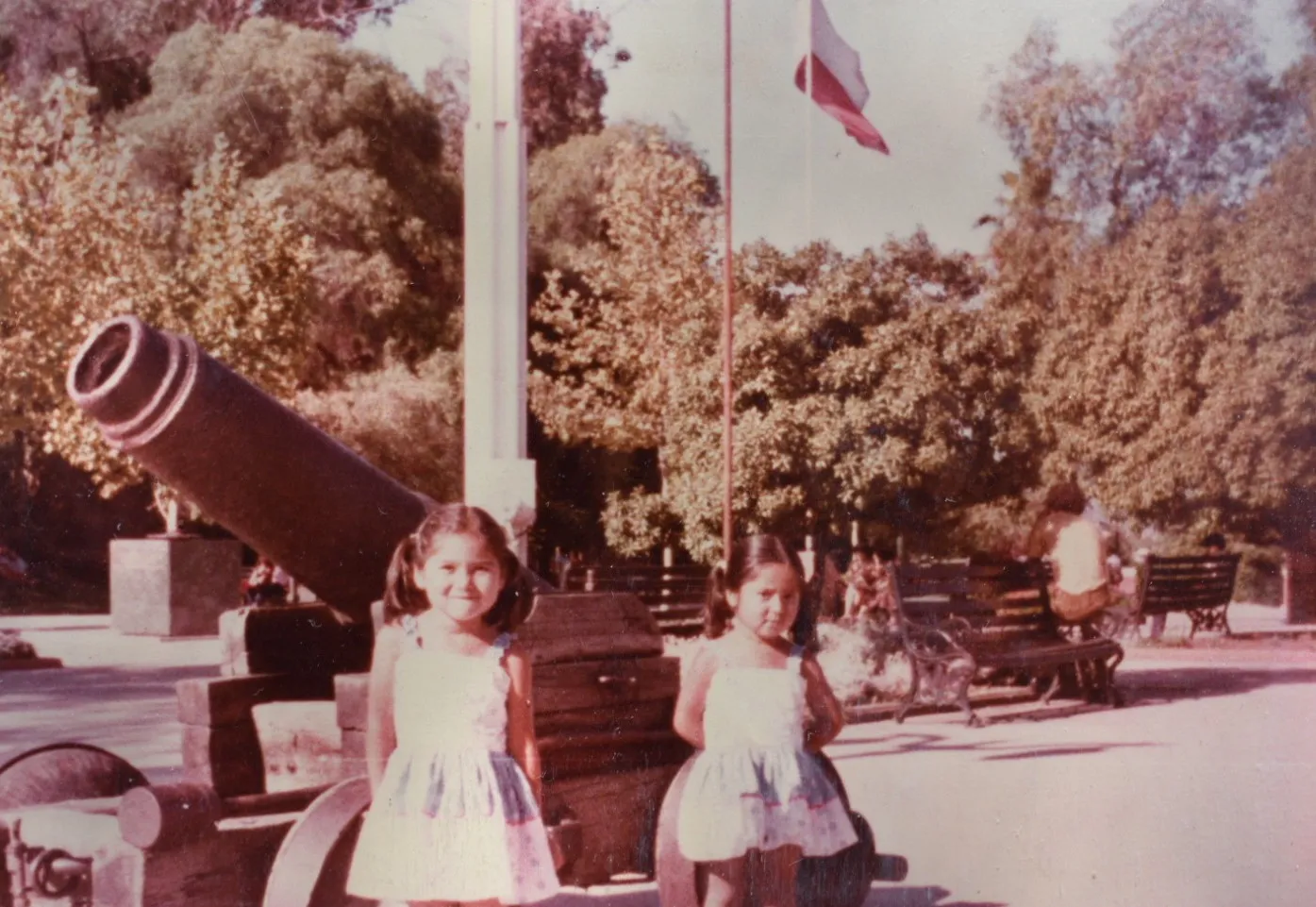 Par de hermanas en el cerro Santa Lucía, 1982