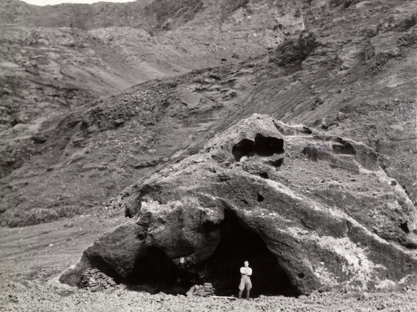 Cueva en Isla Robinson Crusoe, 1938