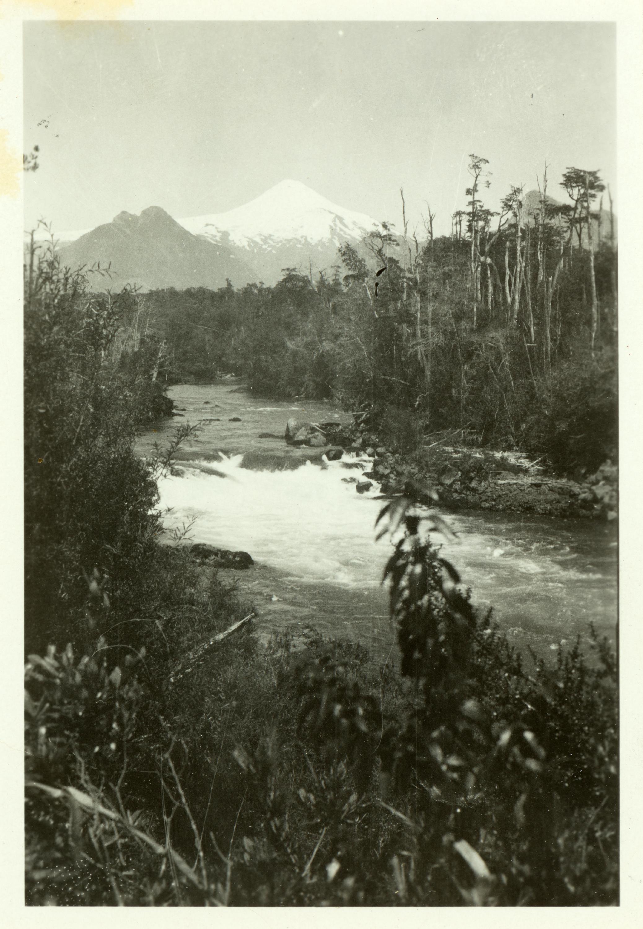 Río Trancura y Volcán Lanín, 1929