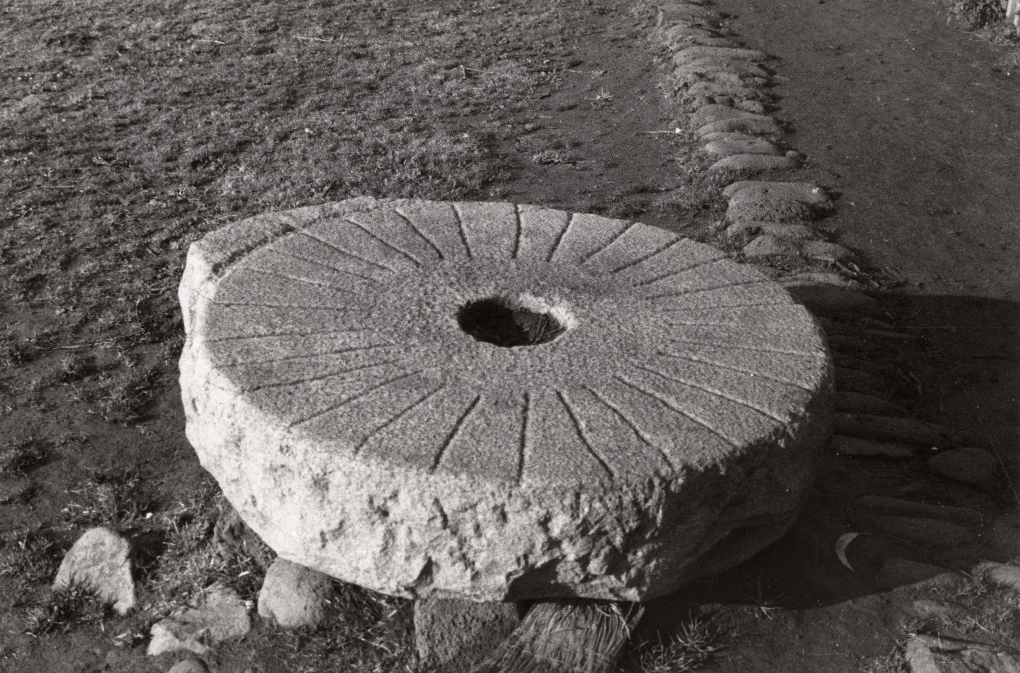 Piedra de Molino en Isla Robinson Crusoe, 1938