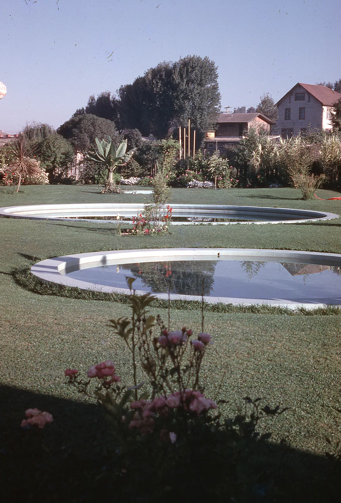 Dos piscinas circulares en el jardín, 1975