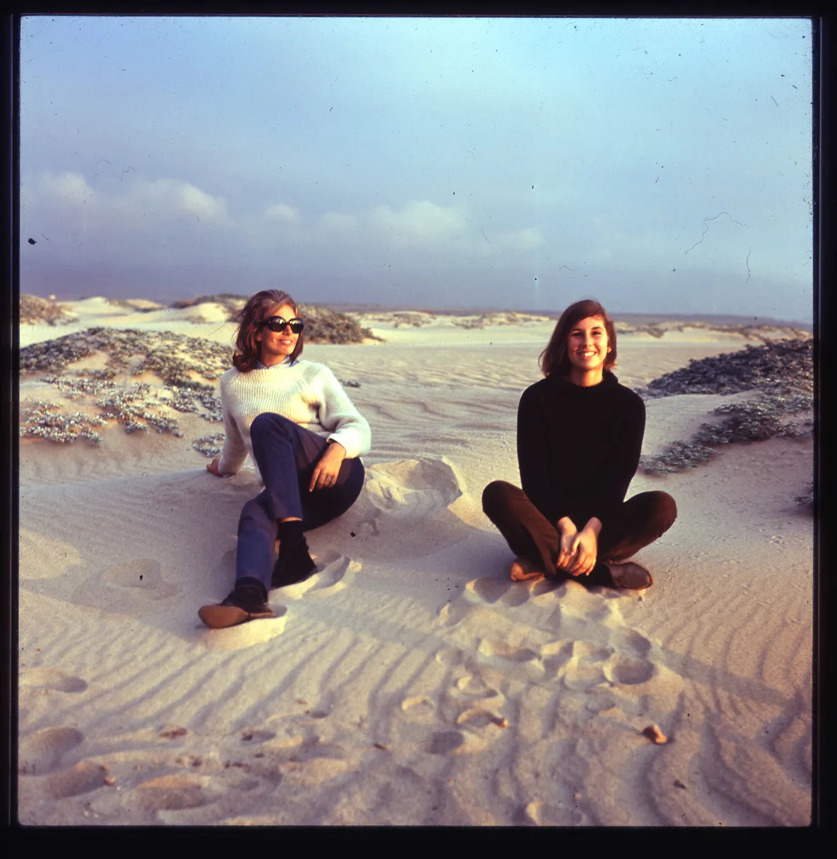 Mujeres entre dunas con vegetación, Región de Atacama, Chile, 1950 - 1965