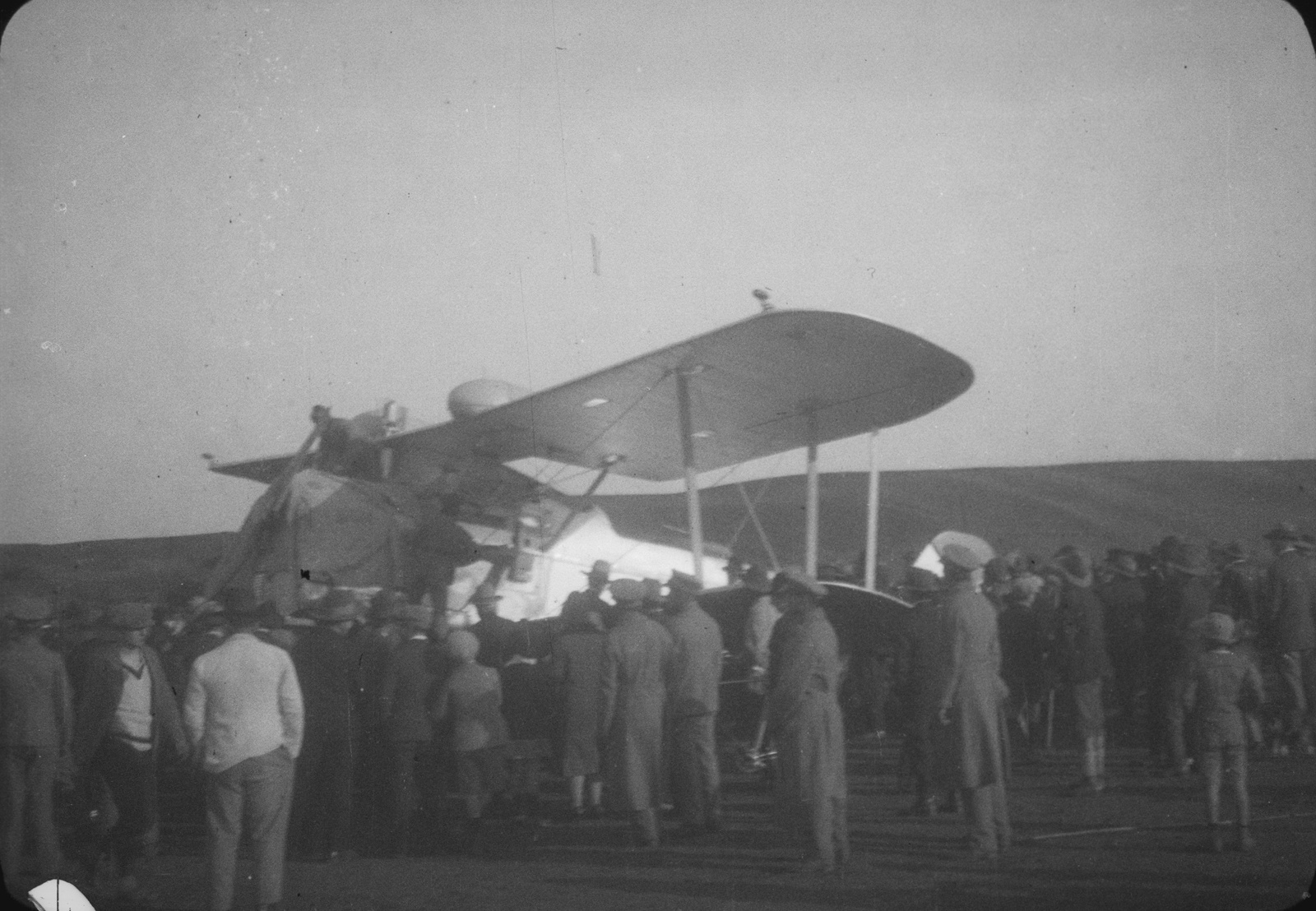 Multitud junto a un avión, 1928