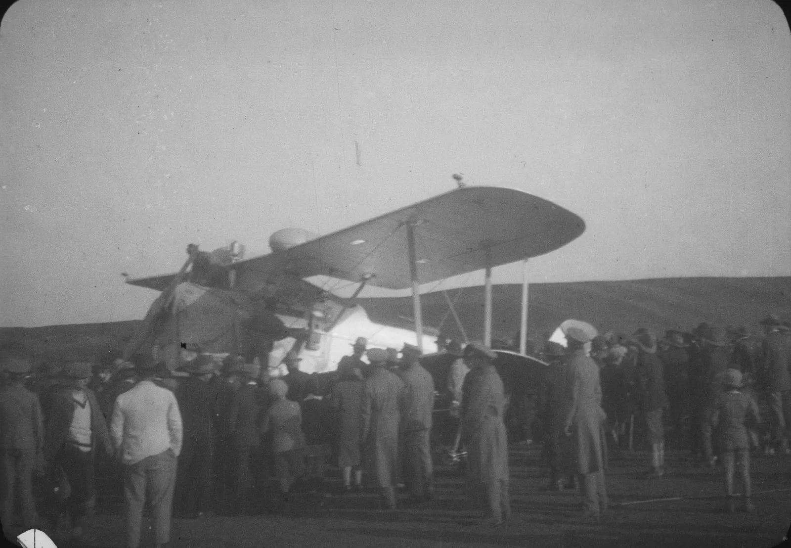 Multitud junto a un avión, 1928