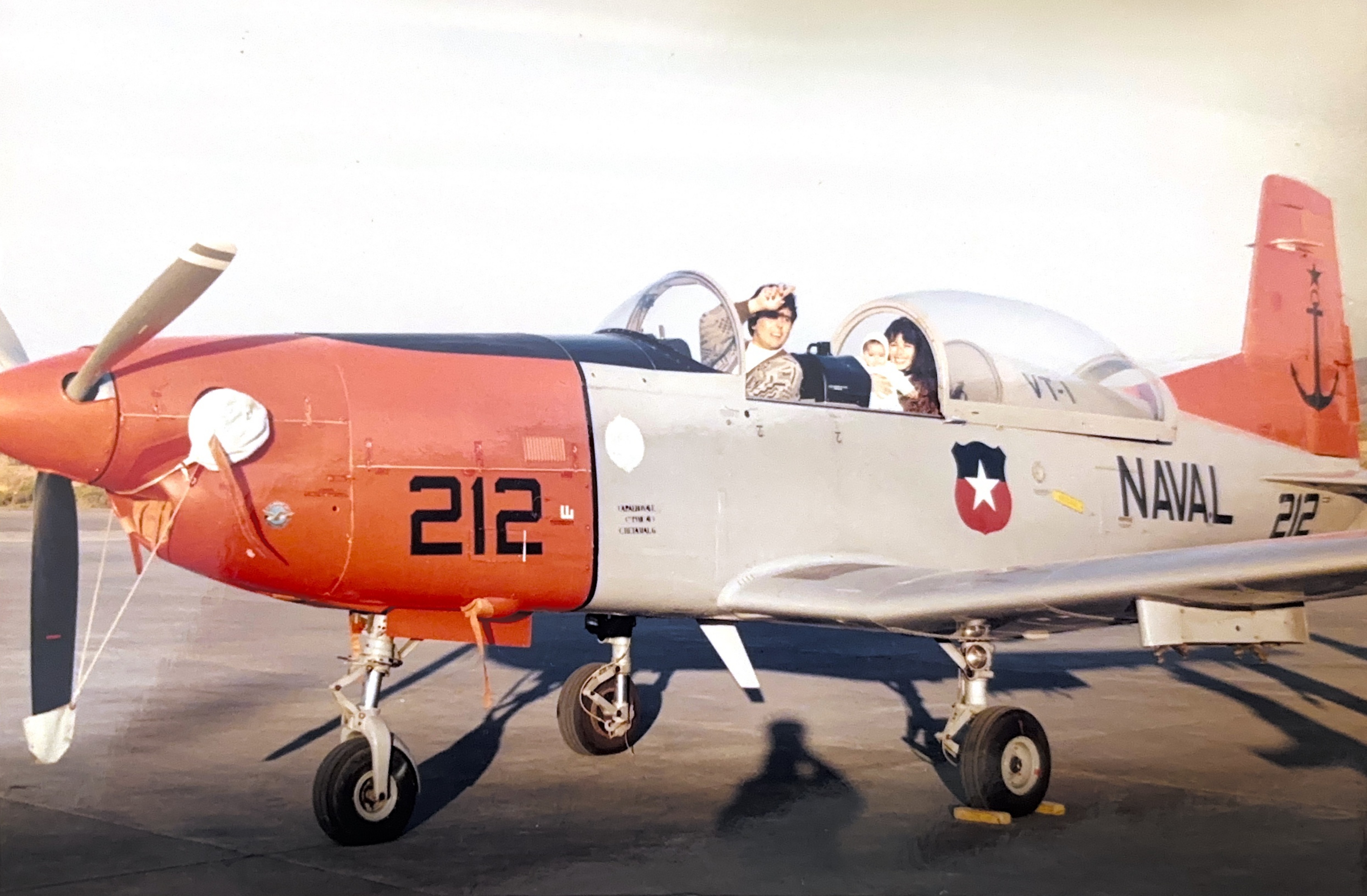 Familia sobre avión de la Base Aeronaval de Concón, 1994