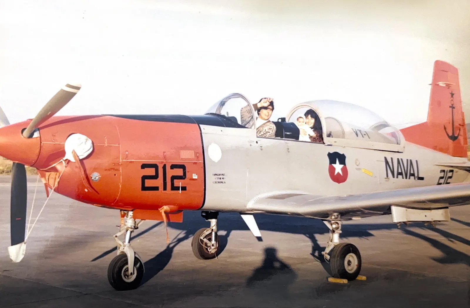 Familia sobre avión de la Base Aeronaval de Concón, 1994