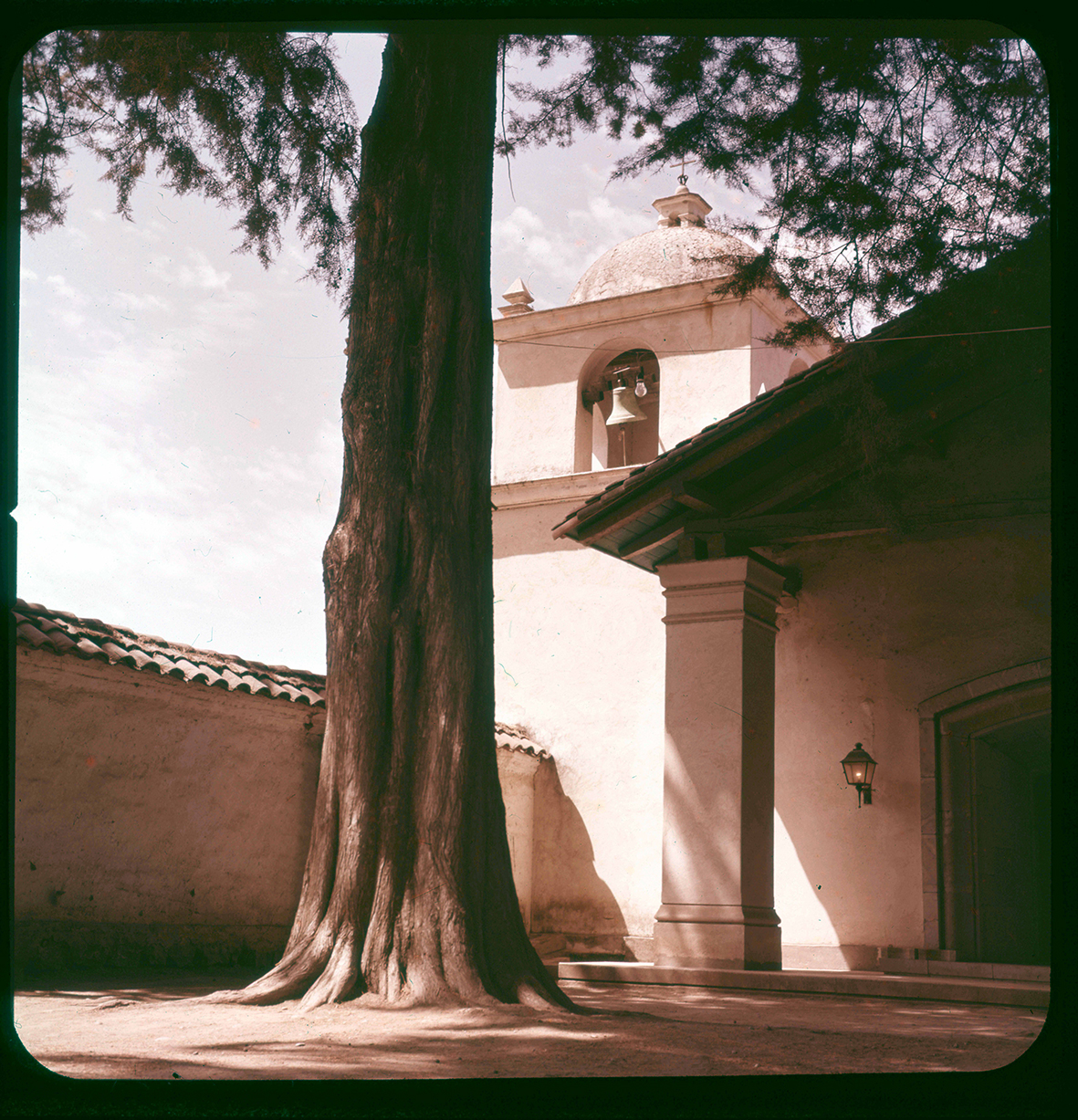 Fachada y campanario de la Iglesia Santa Amelia de Almahue, Pichidegua, Región de O'Higgins, Chile, 1950 - 1965