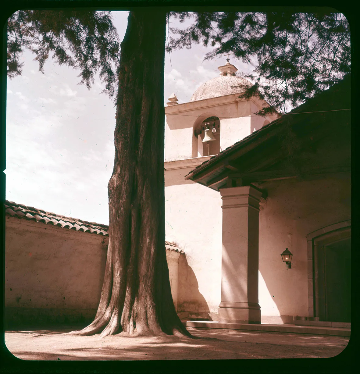 Fachada y campanario de la Iglesia Santa Amelia de Almahue, Pichidegua, Región de O'Higgins, Chile, 1950 - 1965