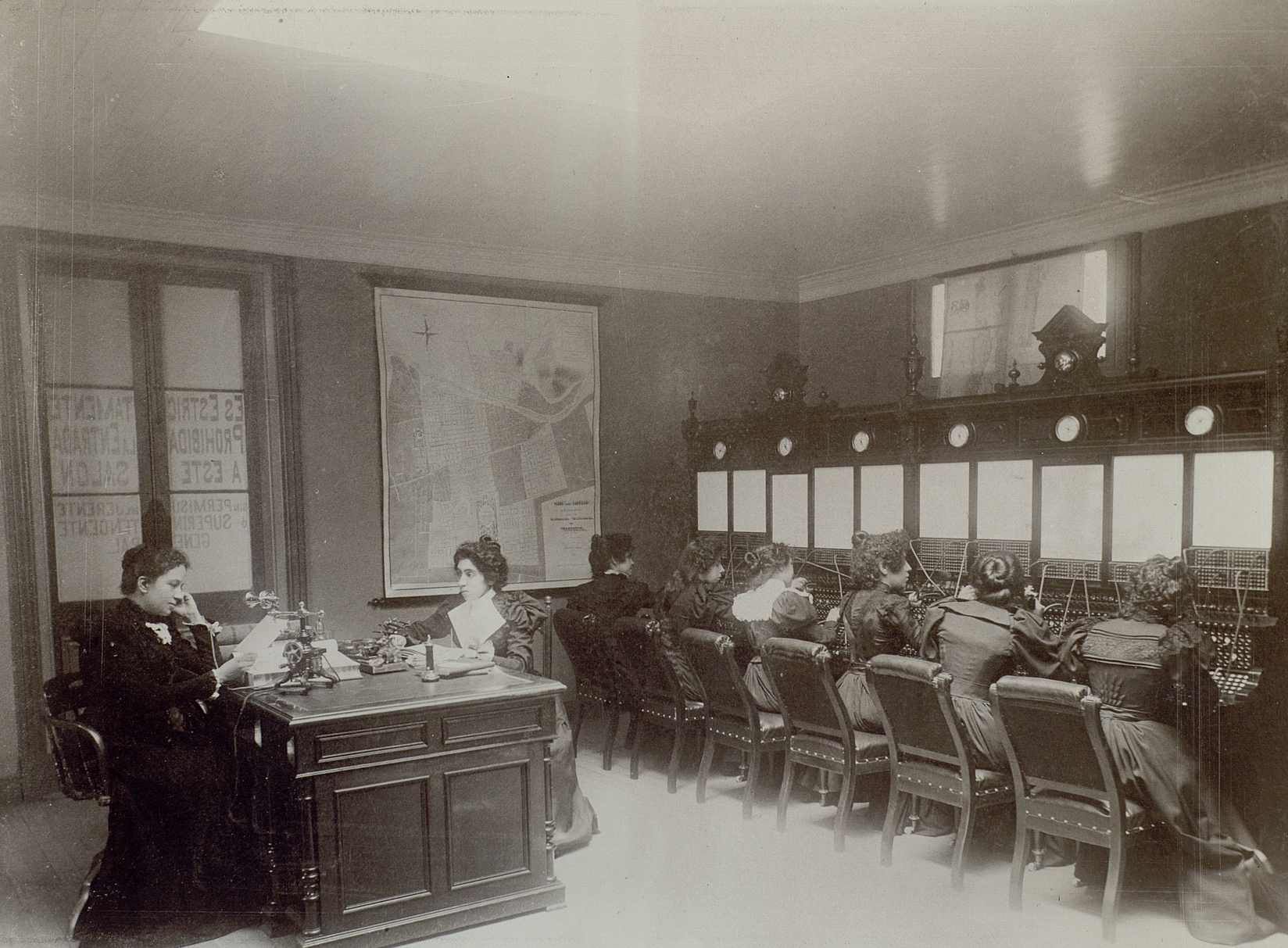 Estación telefónica en Santiago, 1897