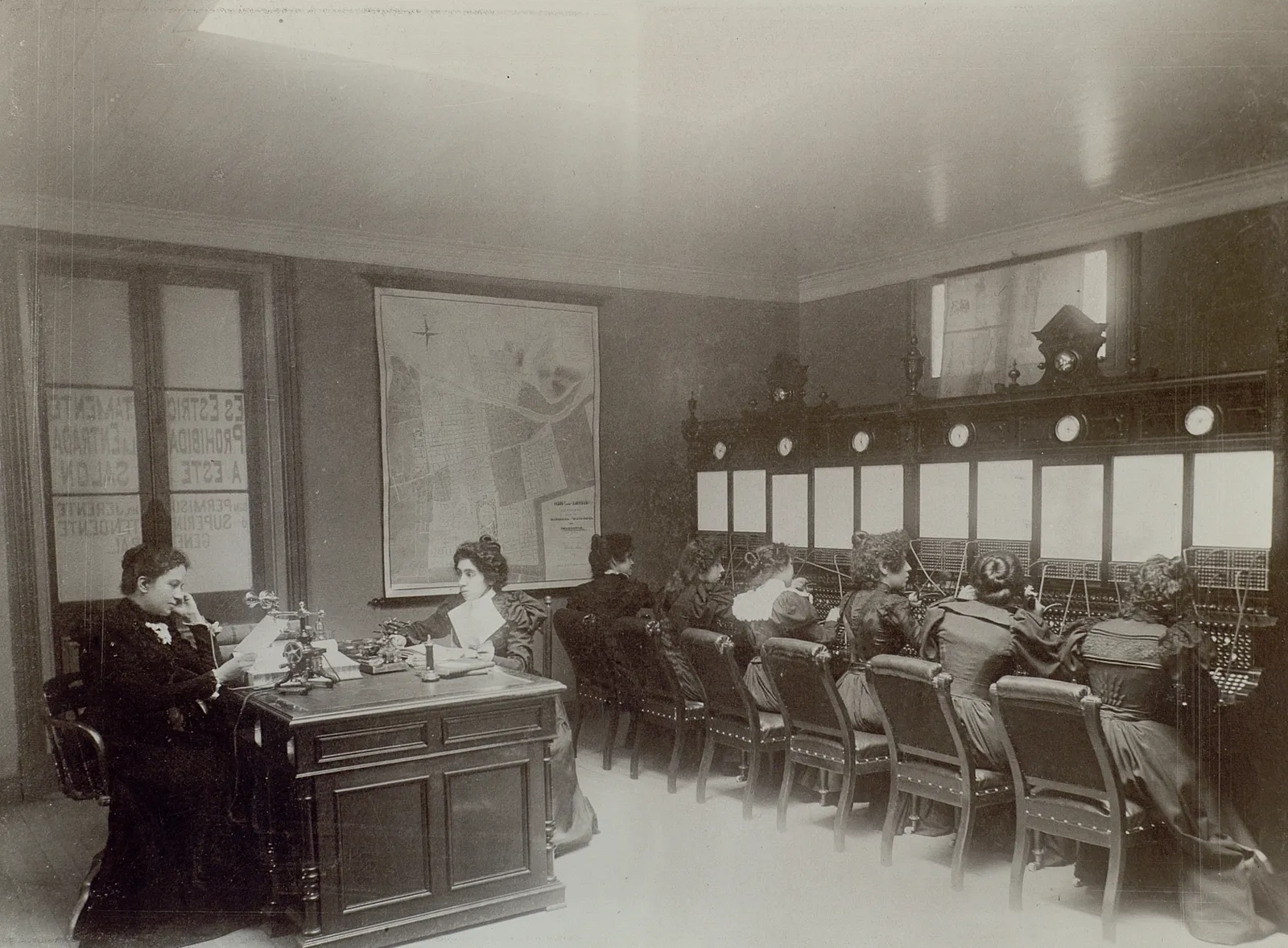 Estación telefónica en Santiago, 1897