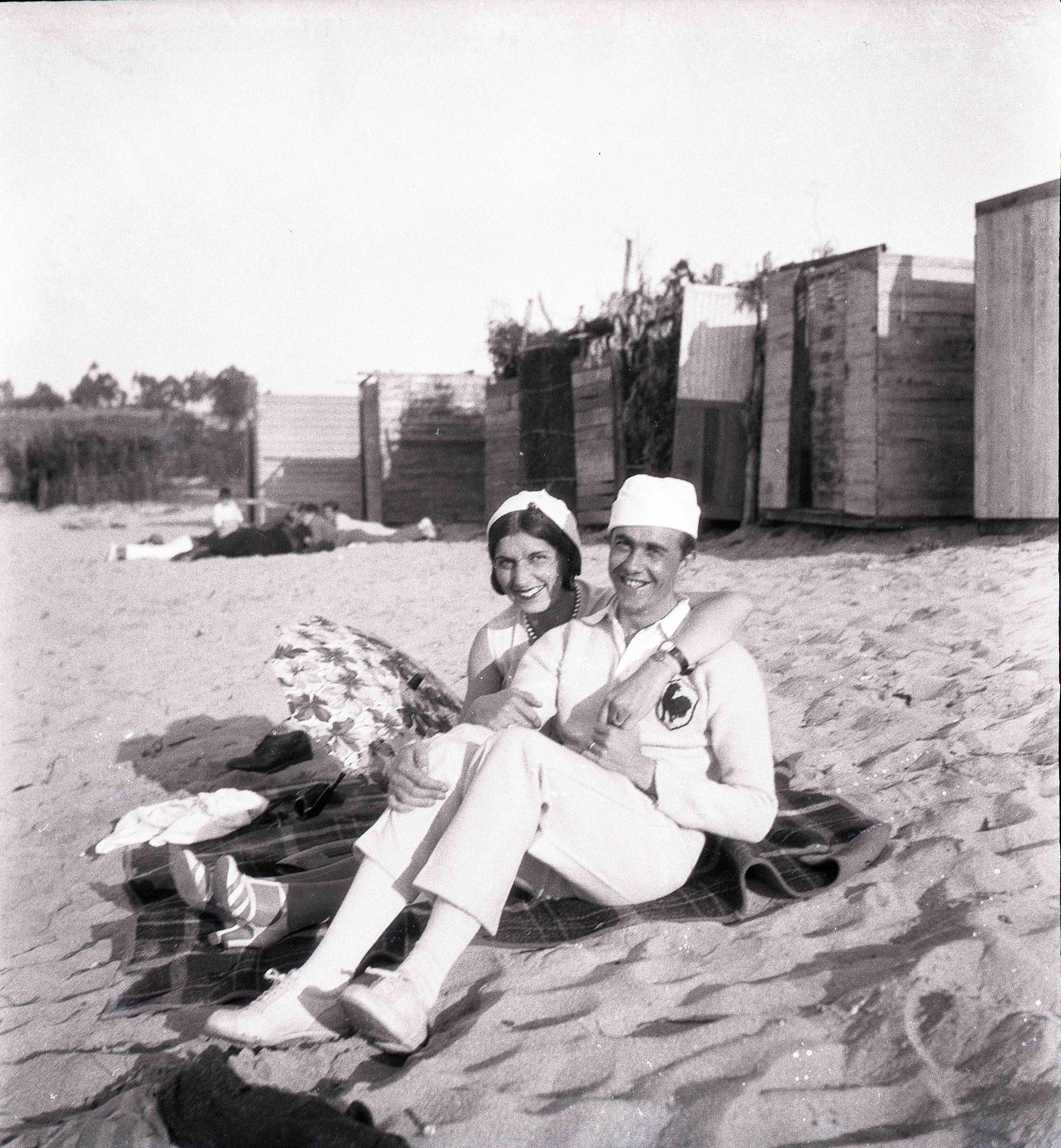 Pareja en playa sin identificar, 1920