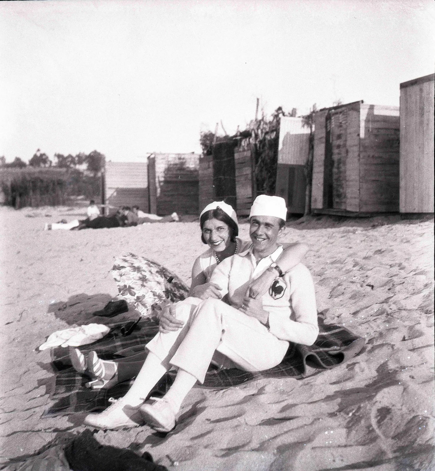 Pareja en playa sin identificar, 1920